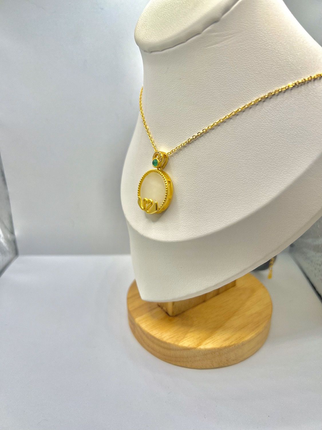 Jewelry White Jade Swans Gold Necklace Size ONE SIZE - 2 Thumbnail