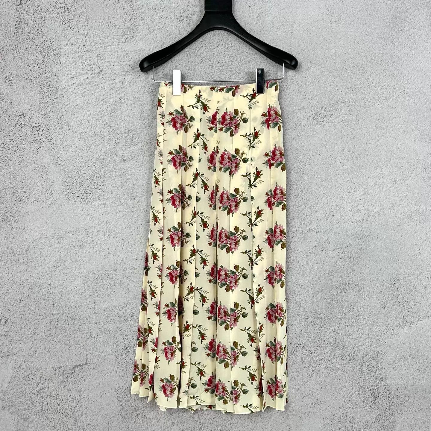 Gucci Gucci beach vacation floral pattern skirt Size 26" / US 2 / IT 38 - 1 Thumbnail