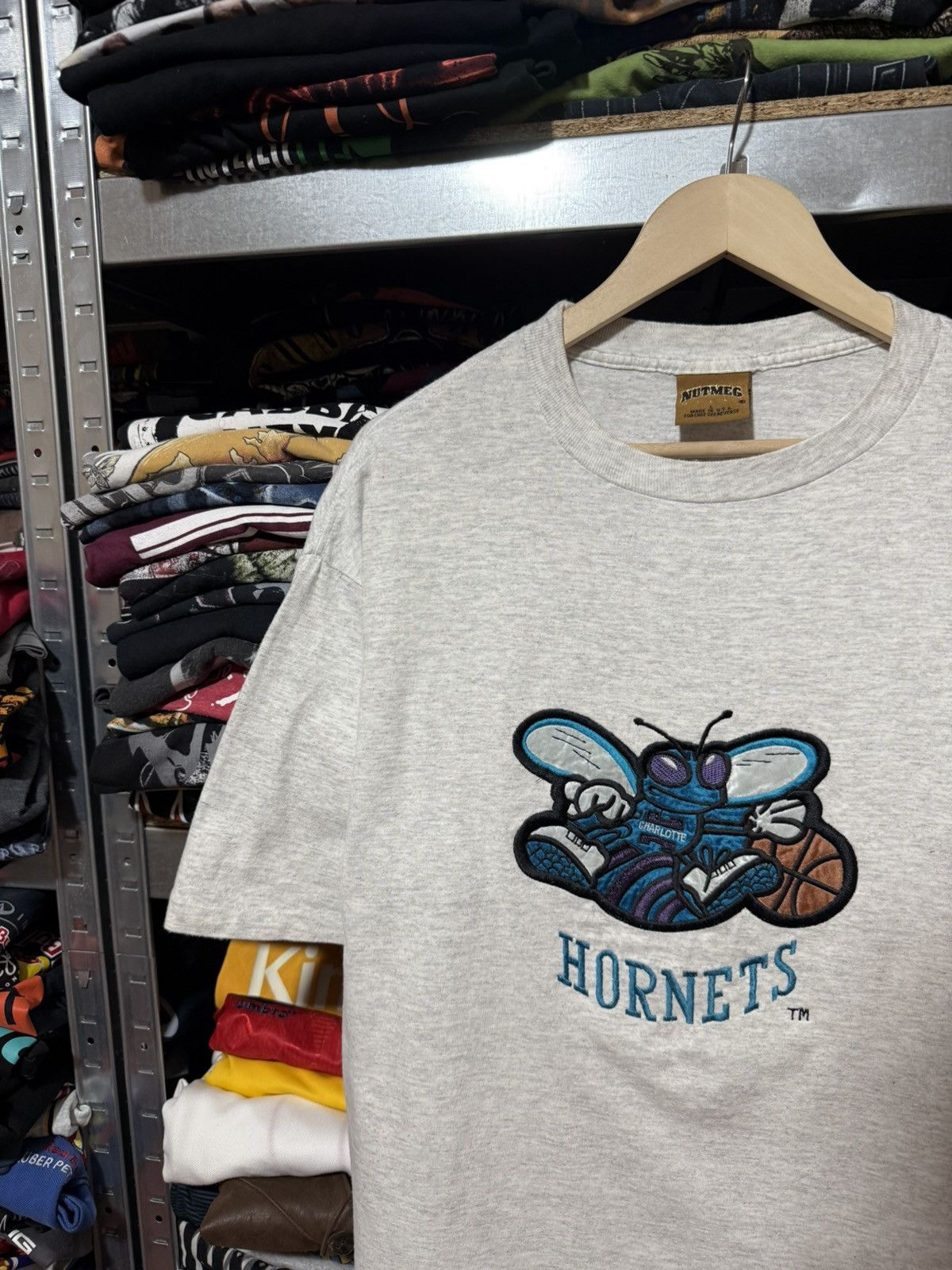Nutmeg Vintage 90’s Nutmeg Charlotte Hornets NBA T-Shirt Y2K Hype Size US XL / EU 56 / 4 - 3 Thumbnail