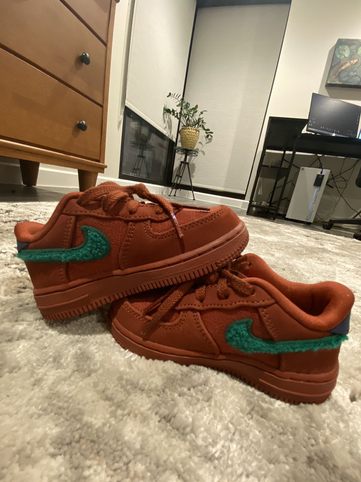 Nike NIKE AIR FORCE 1 REDSTONE (KIDS) Size US 8 / EU 41 - 2 Thumbnail