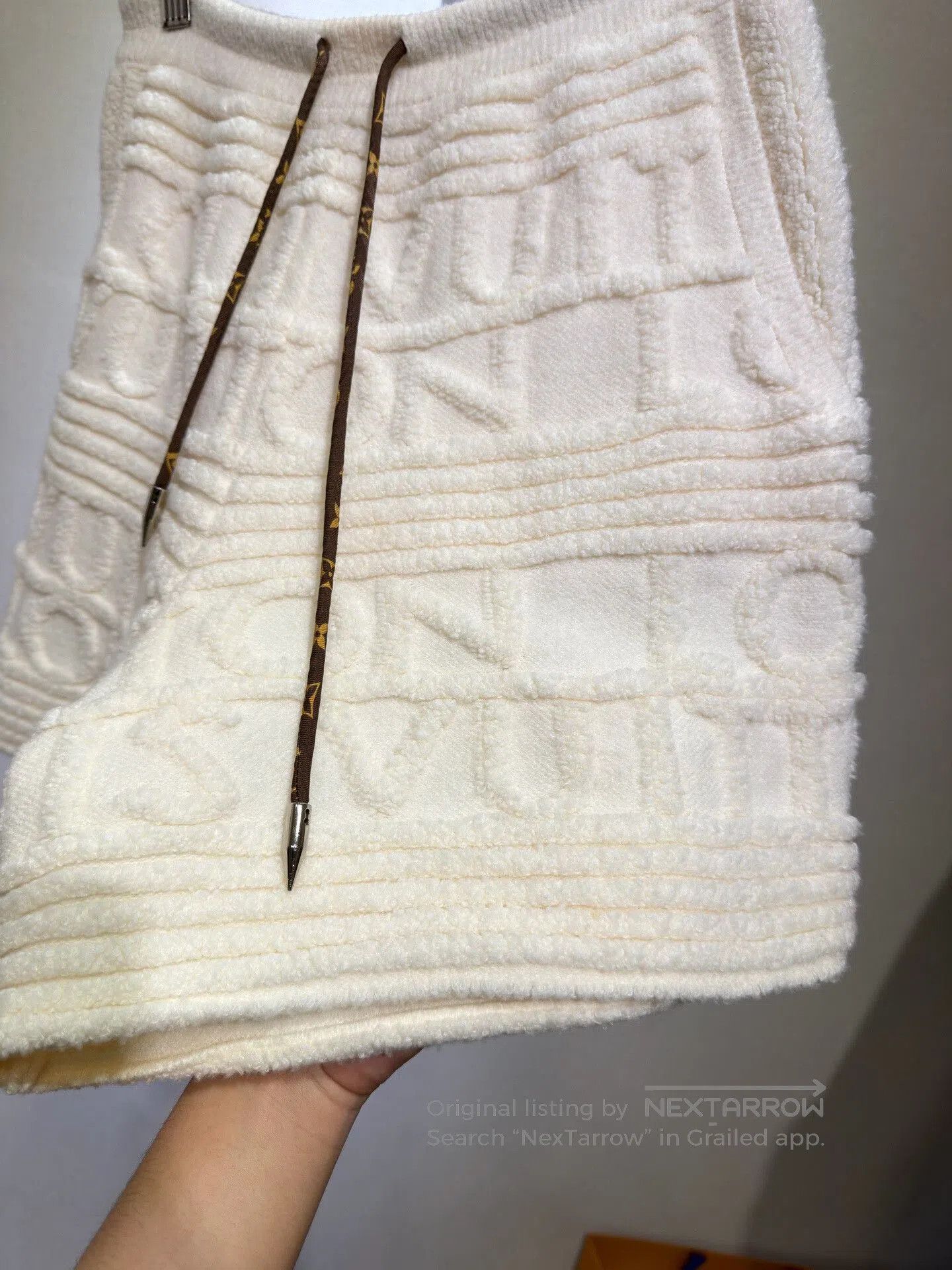 Louis Vuitton Louis Vuitton Beige Logo Print Shorts. Size 26" / US 2 / IT 38 - 4 Thumbnail