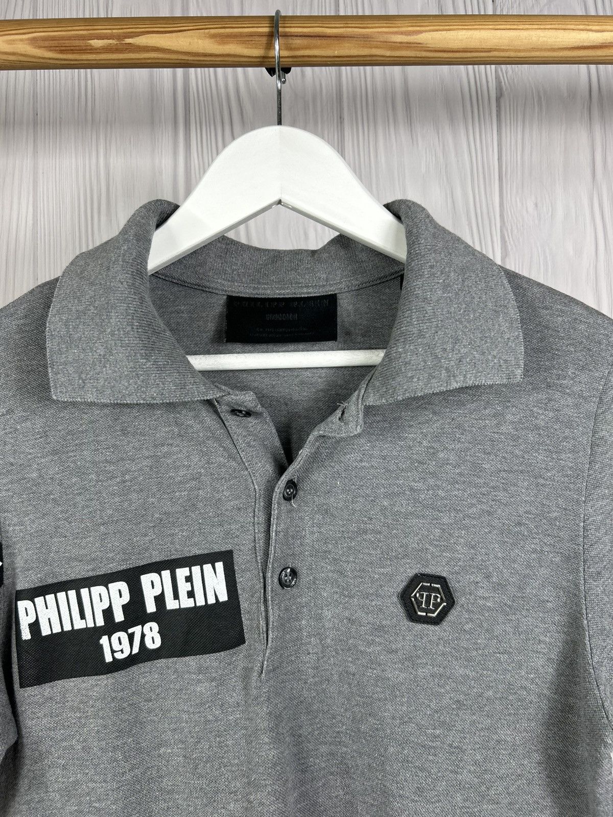 Philipp Plein Philipp Plein 1978 Gray Logo Patch Polo Shirt Size S Size US S / EU 44-46 / 1 - 5 Thumbnail