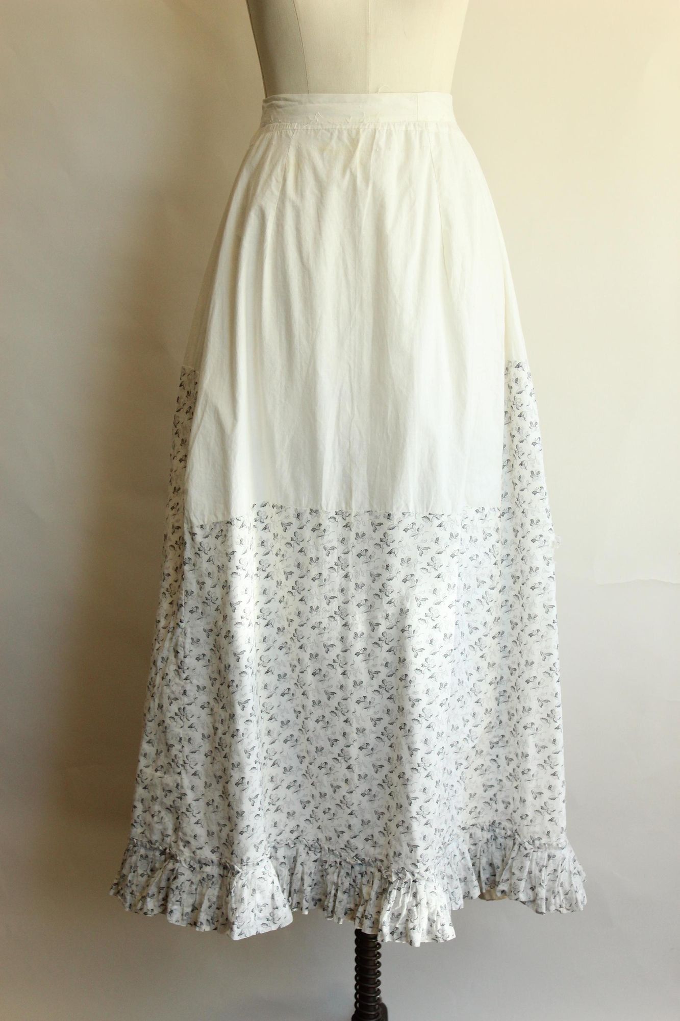 Vintage Vintage Antique 1890s Skirt, Victorian Gray and White Floral Size 26" / US 2 / IT 38 - 3 Thumbnail