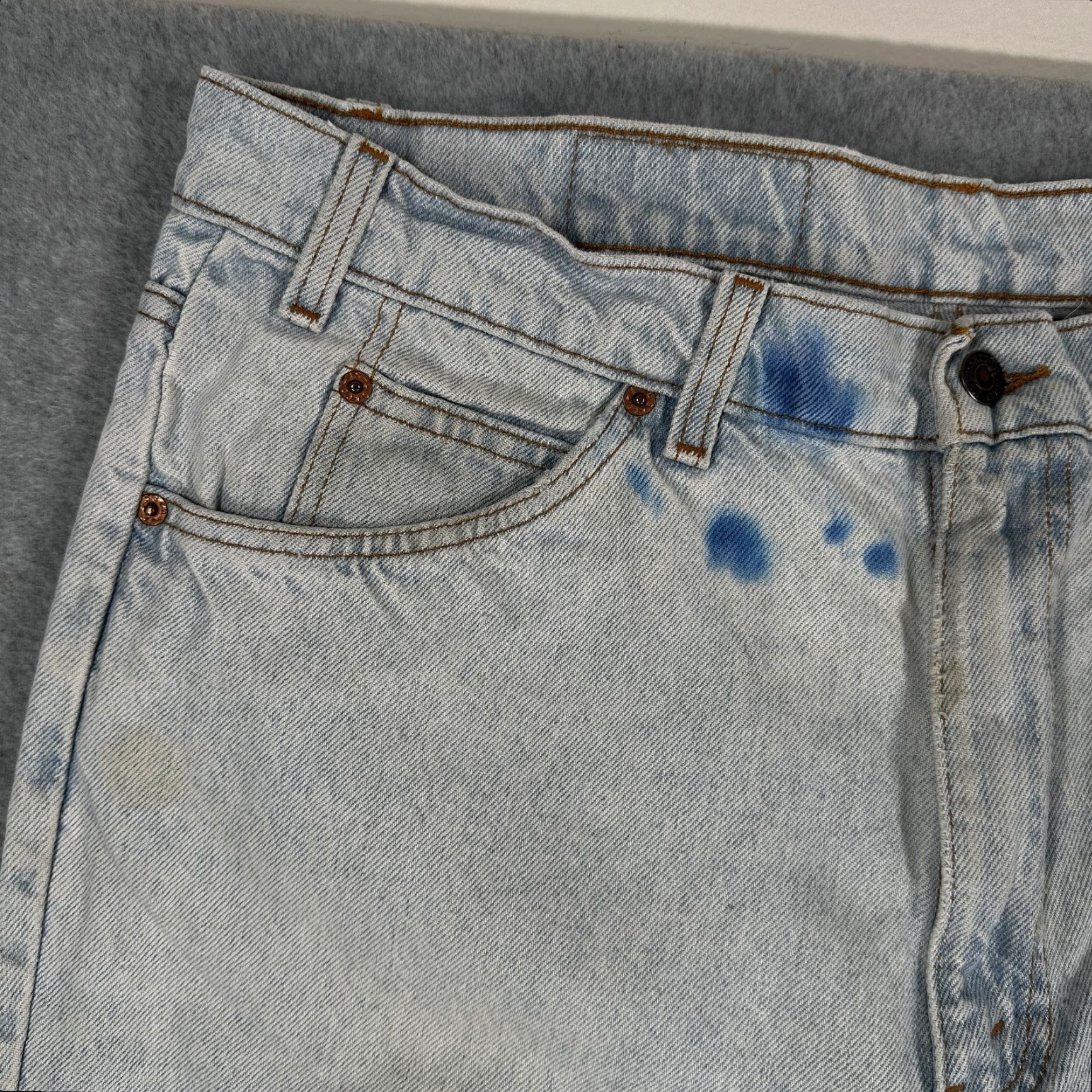 Levi's VINTAGE Levis 550 Jeans Mens 38x32 Light Wash Blue Relaxed Distressed Stained Grunge 90s Size US 38 / EU 54 - 3 Thumbnail