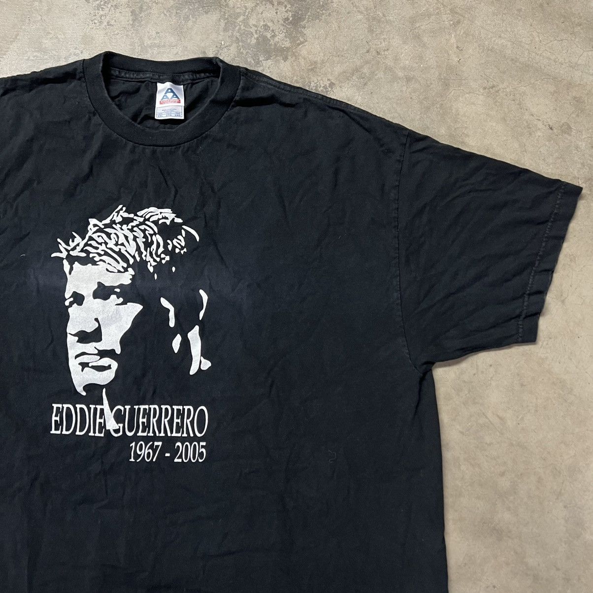 Vintage × WWE × WWF Vintage 2005 WWE Eddie Guerrero Viva LA Raza Memorial Shirt Size US XXL / EU 58 / 5 - 1 Thumbnail