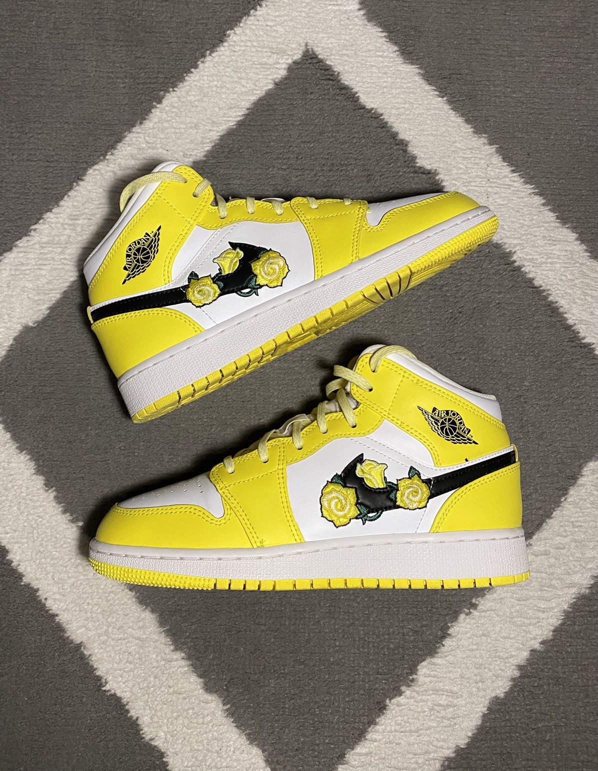 Jordan Brand × Nike Nike Air Jordan 1 Mid Dynamic Yellow Floral (GS) sneakers Size US 6.5 / IT 36.5 - 1 Thumbnail
