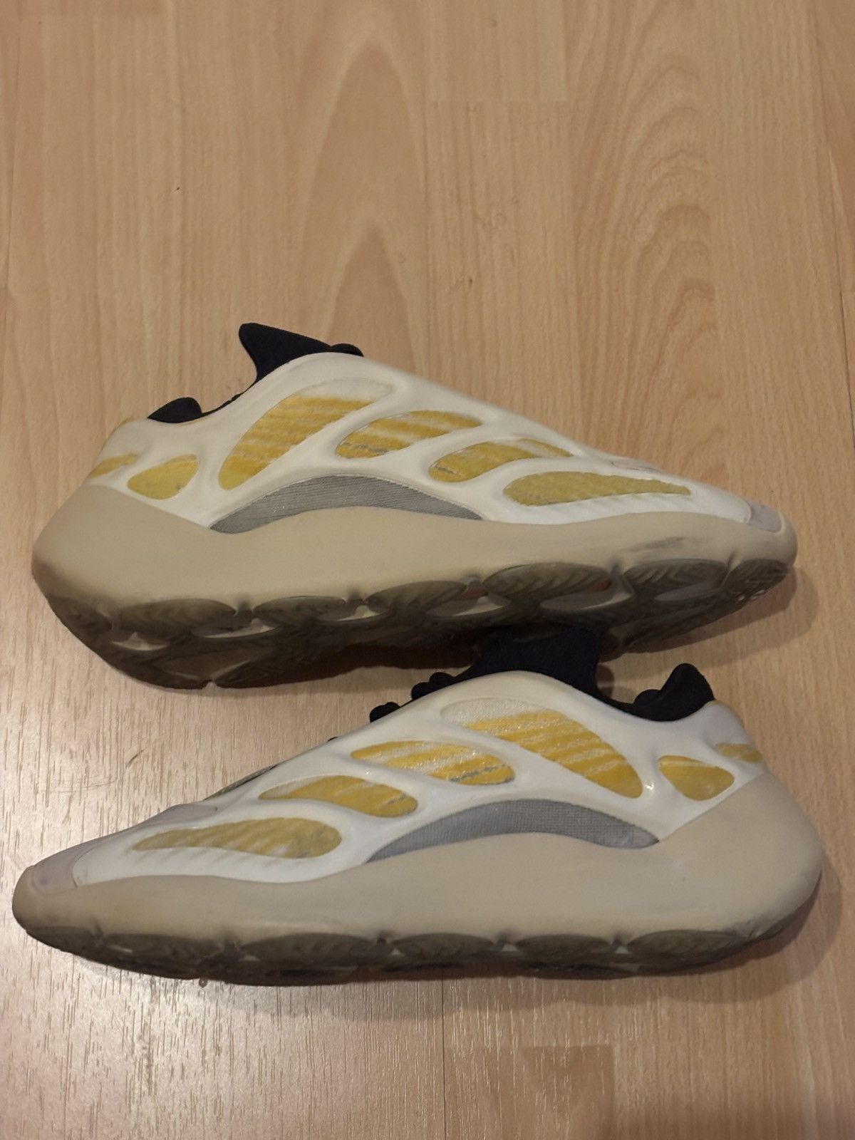 Yeezy 700 v2 saflower