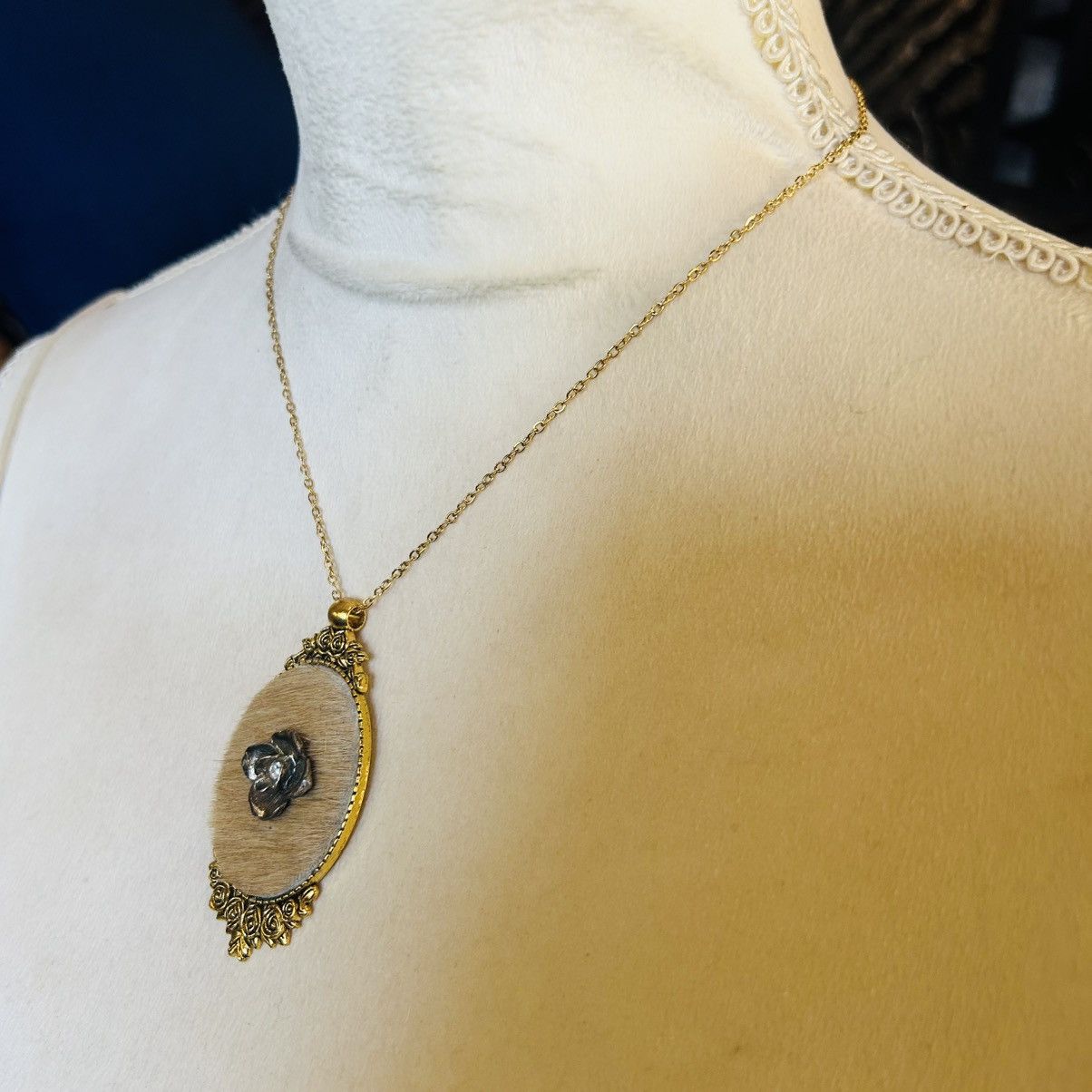 Handmade Handcrafted cowhide rose cameo pendant on chain necklace Size ONE SIZE - 4 Thumbnail
