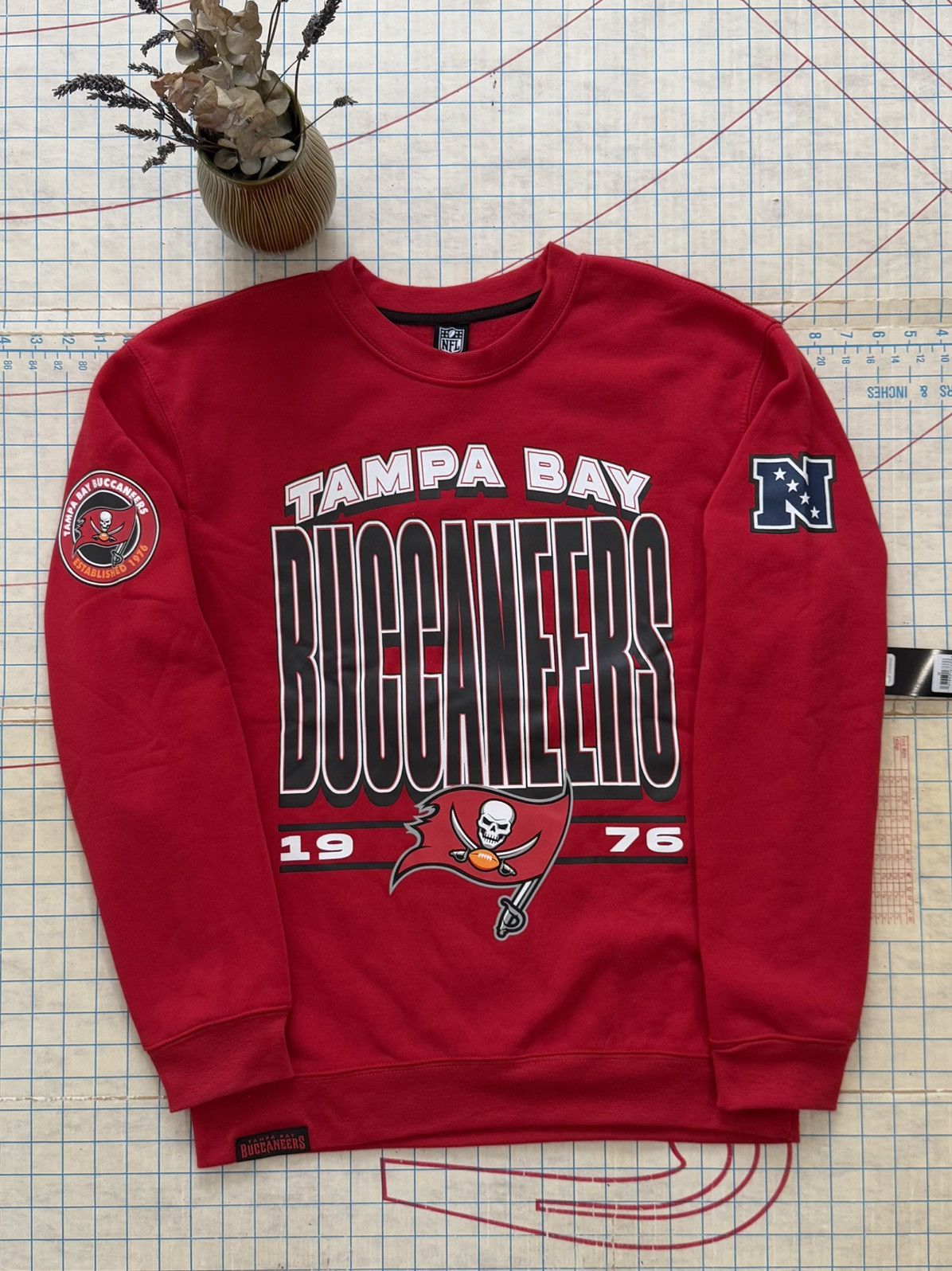 NFL NFL Team Apparel Tampa Bay Buccaneers Crewneck New With Tag Size US M / EU 48-50 / 2 - 1 Thumbnail