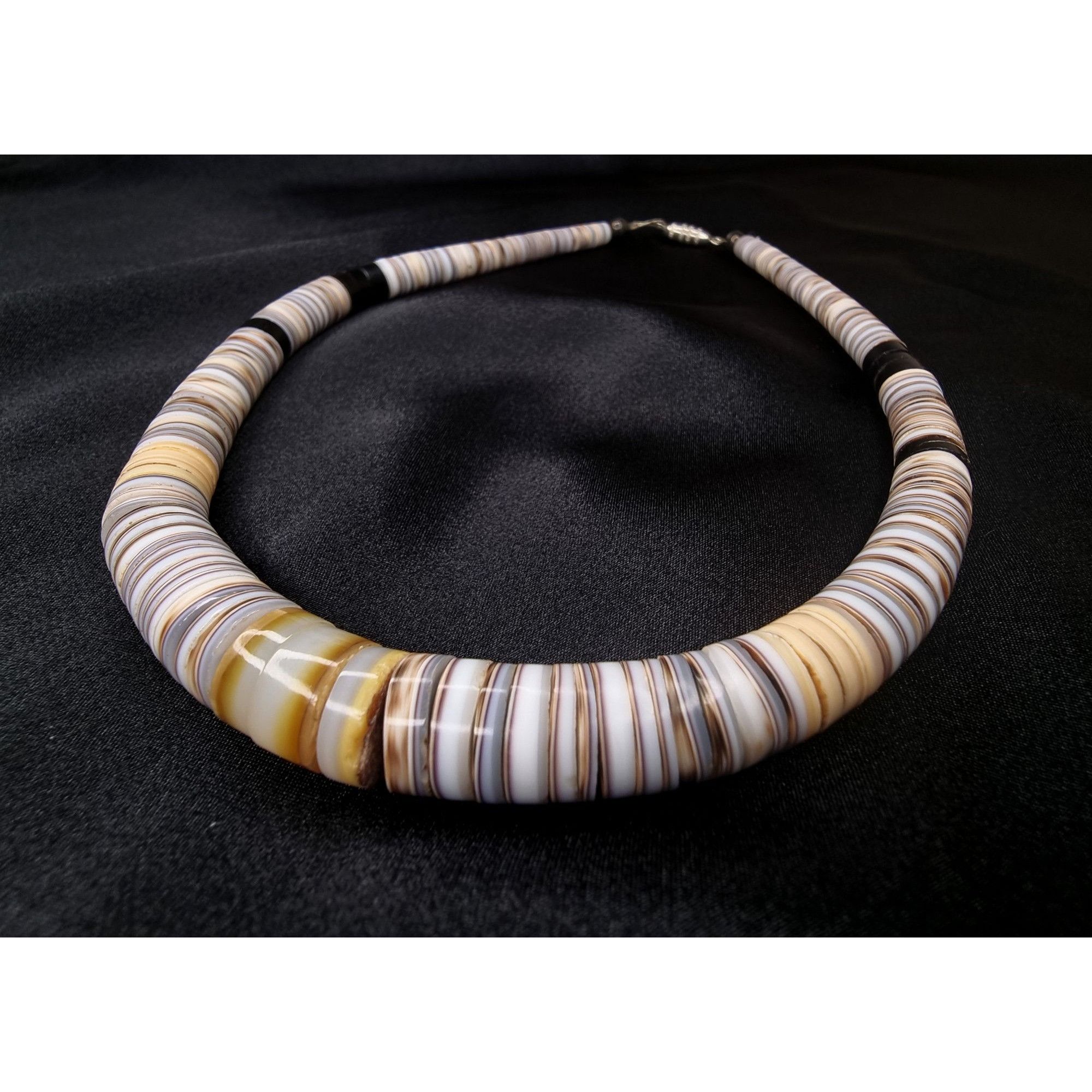 Handmade Vintage Beige & Black Shell Disc Necklace With Barrel Clasp Size ONE SIZE - 5 Thumbnail