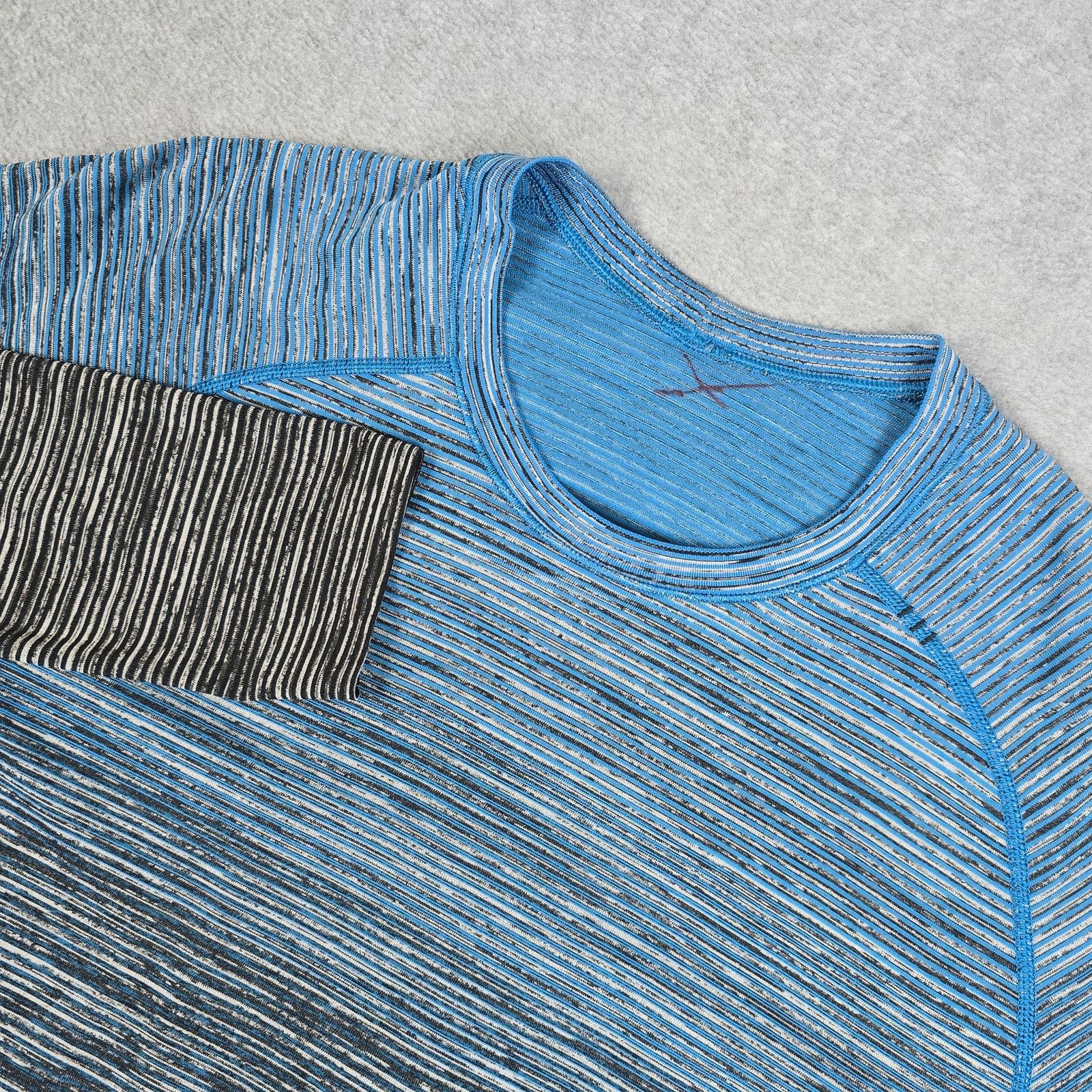 Lululemon Lululemon Small Metal Vent Tech Long-Sleeve Shirt Blue Black Size US S / EU 44-46 / 1 - 1 Thumbnail