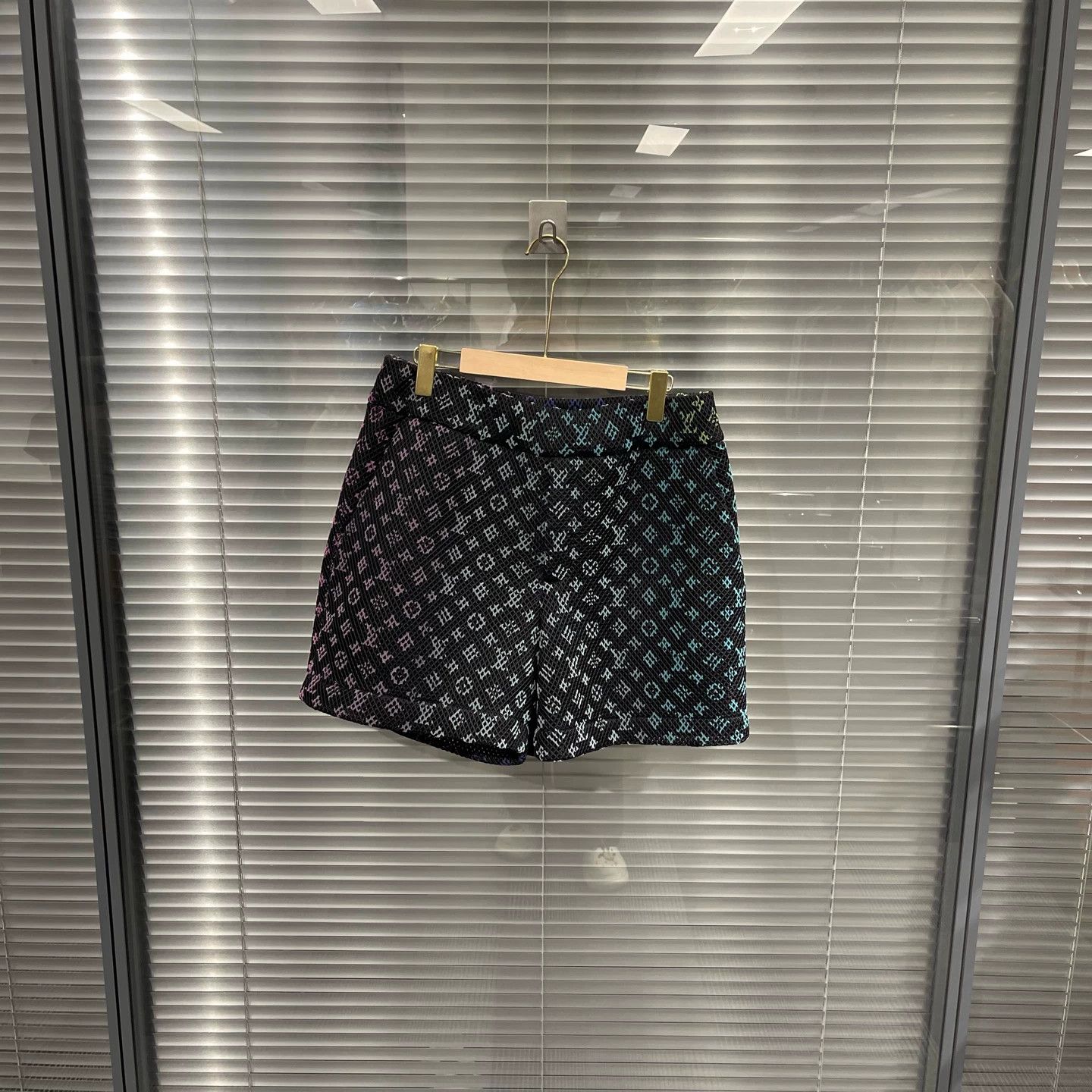Louis Vuitton Louis Vuitton blk allover gradient grid shorts 42 Size 28" / US 6 / IT 42 - 1 Thumbnail