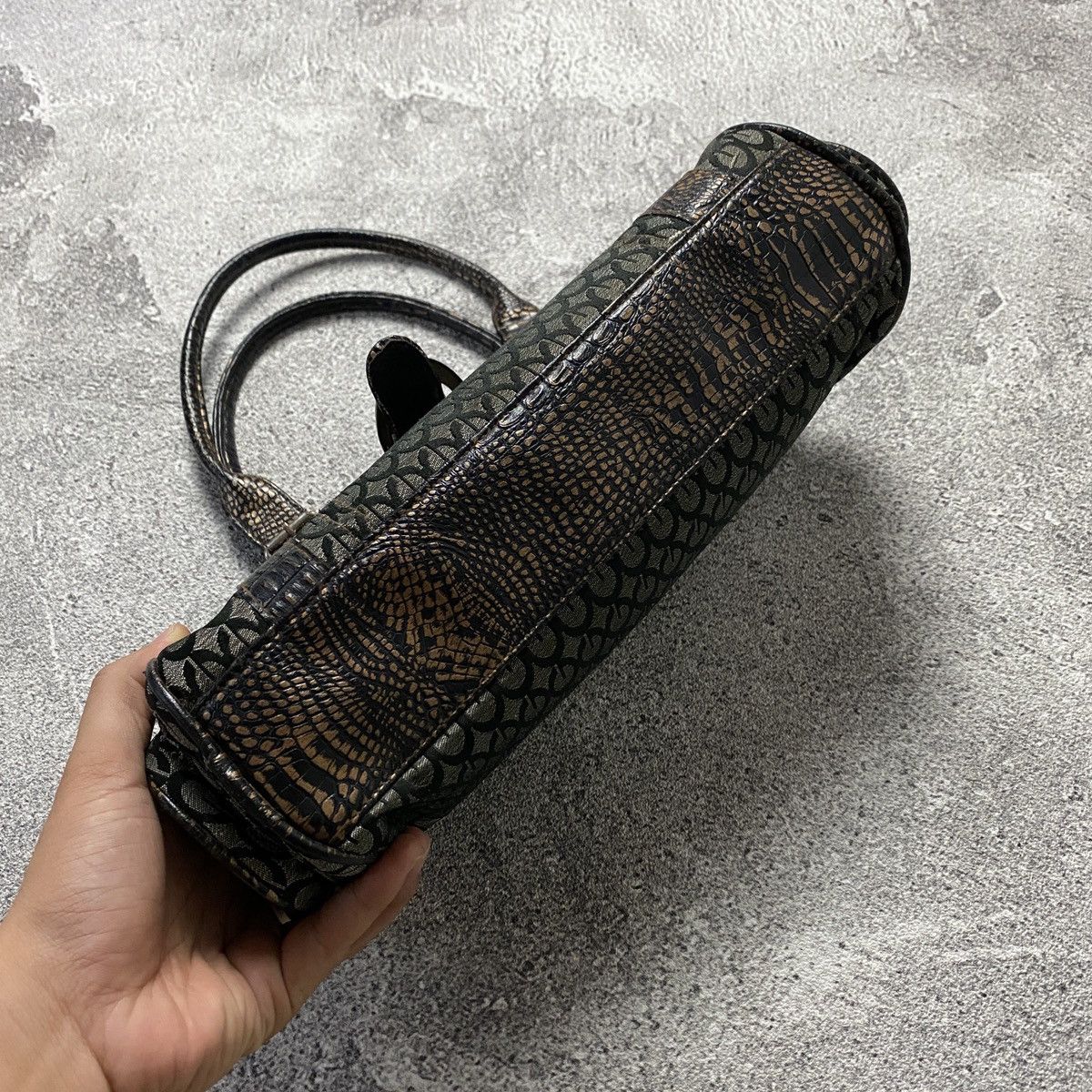 Japanese Brand 2000s Monogram Textured Faux Croc Buckle Handbag Size ONE SIZE - 5 Thumbnail