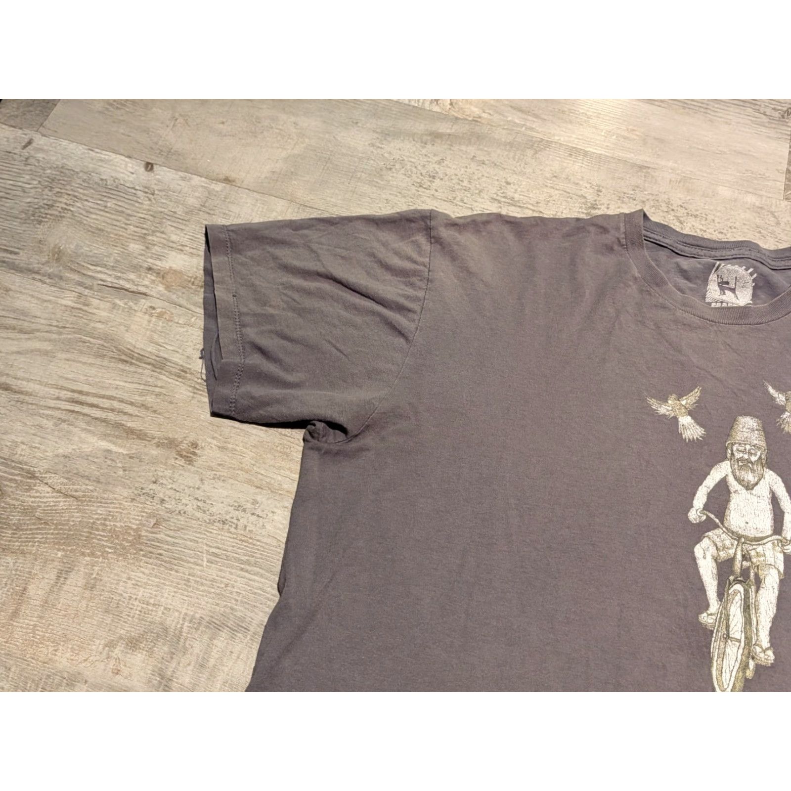 Mambo Mambo Australia Mens Tee Shirt XL Gray T-Shirt Graphic Print Distressed Rare Birds Bicycle Modern Art Shirt Mens XL Gray Mambo Australia T-Shirt Size US XL / EU 56 / 4 - 4 Thumbnail