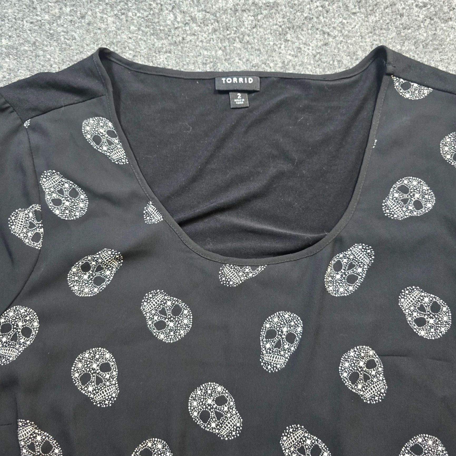 Torrid Torrid Top Women 2X Black Skull Short Sleeve Round Neck Casual Goth Blouse Knit Rayon Spandex Halloween 90s? Size XXL / US 16-18 / IT 52-54 - 2 Thumbnail
