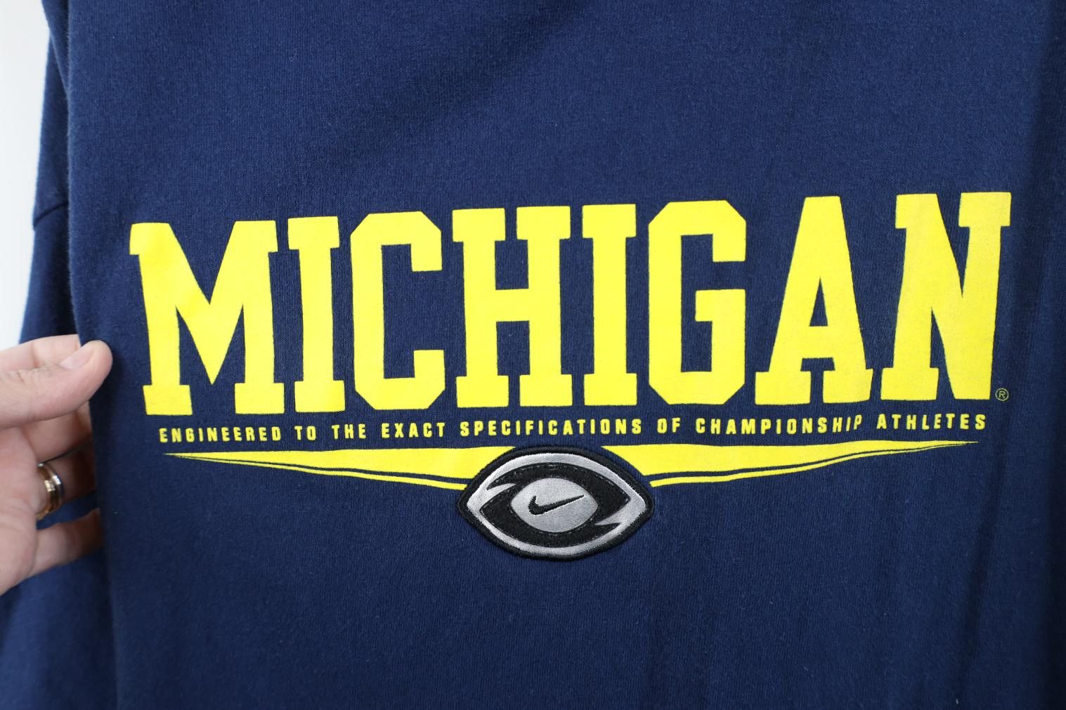 Nike Vintage Nike Swoosh University of Michigan Football T-Shirt Size US XL / EU 56 / 4 - 6 Thumbnail