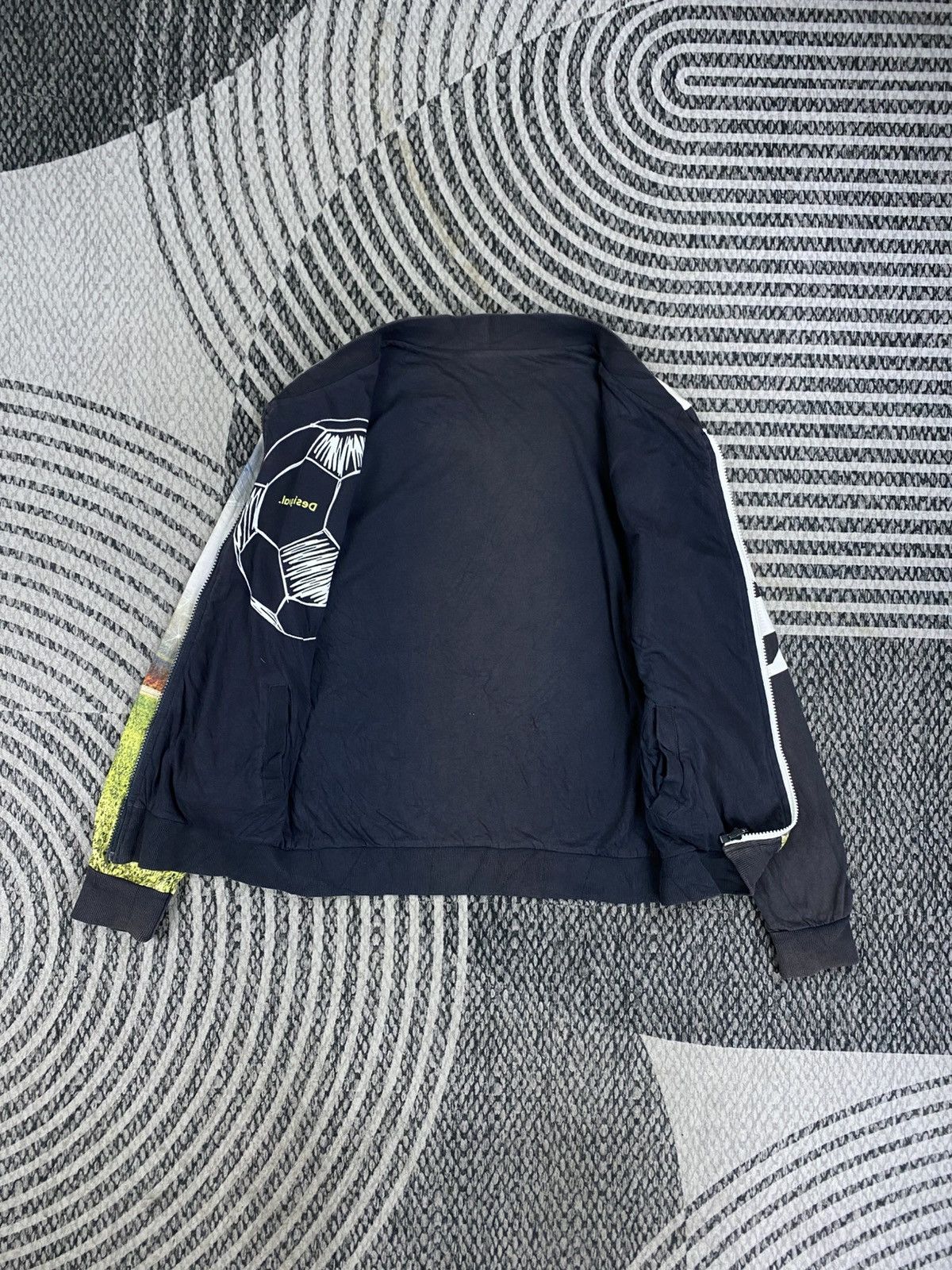 Desigual Vtg Desigual Gilet Reversible Football Graphic Print Jacket Size US S / EU 44-46 / 1 - 8 Thumbnail