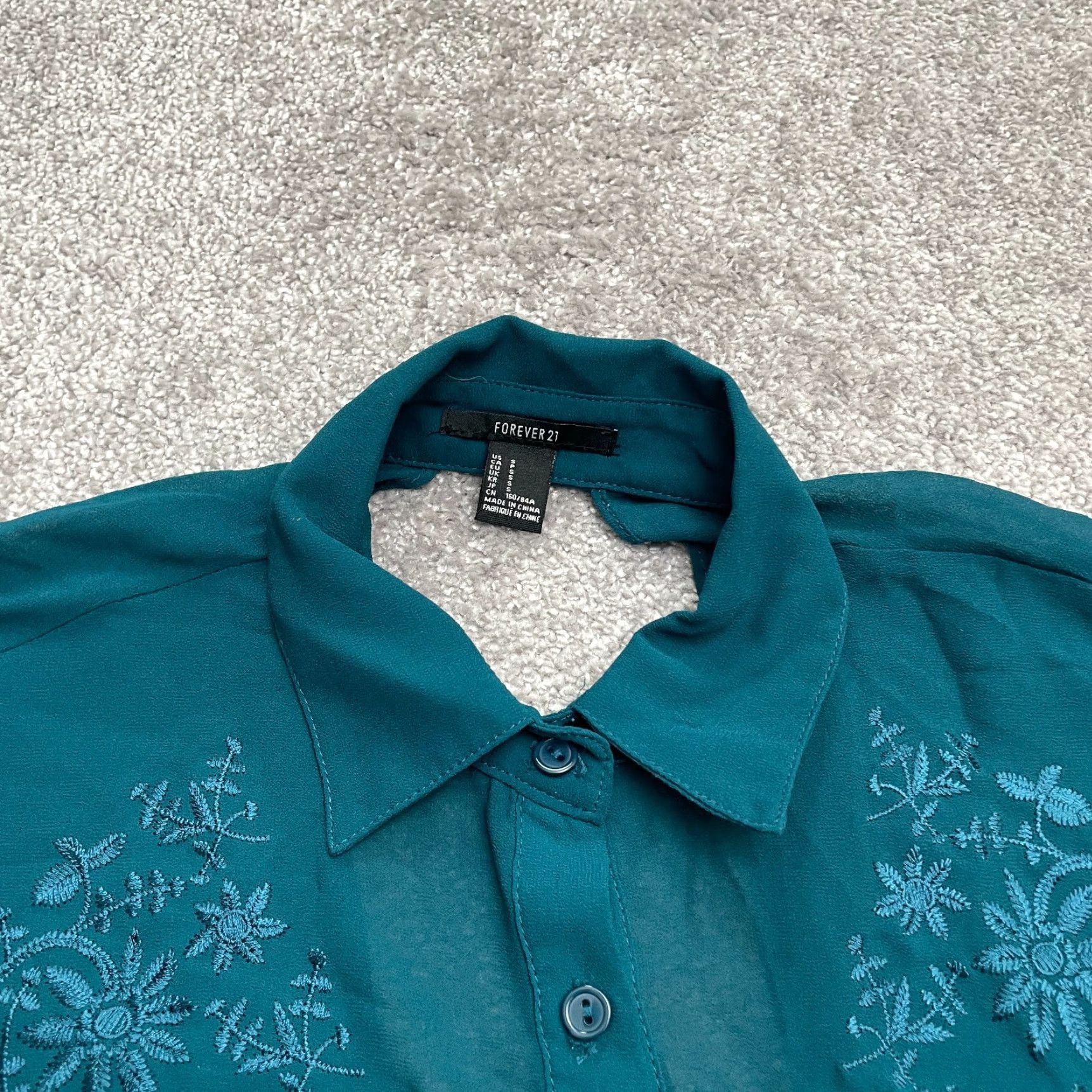 Forever 21 FOREVER 21 Shirt Womens Small Green Cropped Oversized Embroidered Button-Up Casual Sheer Chiffon Short Sleeve Size S / US 4 / IT 40 - 4 Thumbnail