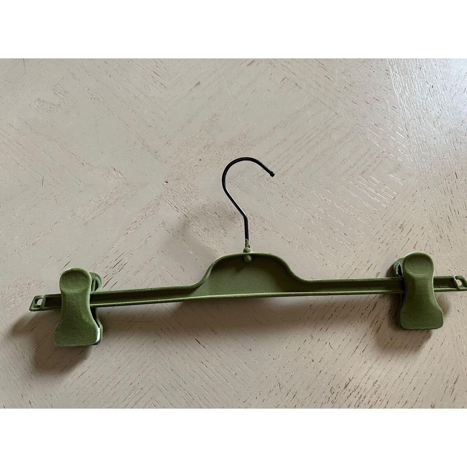 Gucci Gucci Non-slip Velvet Green Pants Hanger 14.2” Size ONE SIZE - 5 Thumbnail