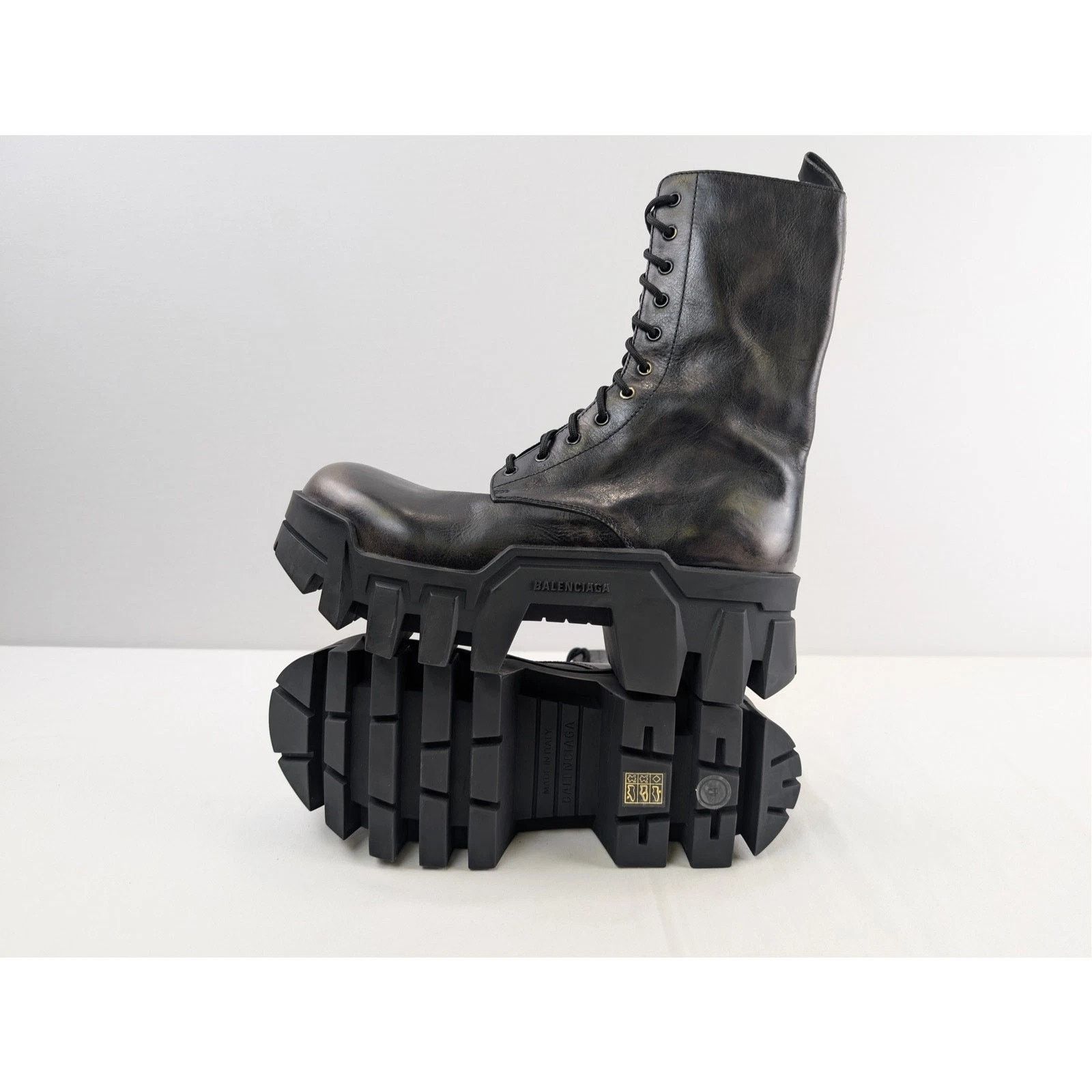 Balenciaga o1rshd1 Q:2 / Worn-out Effect Leather Bulldozer Laceup Boots Size US 11 / EU 44 - 1 Thumbnail