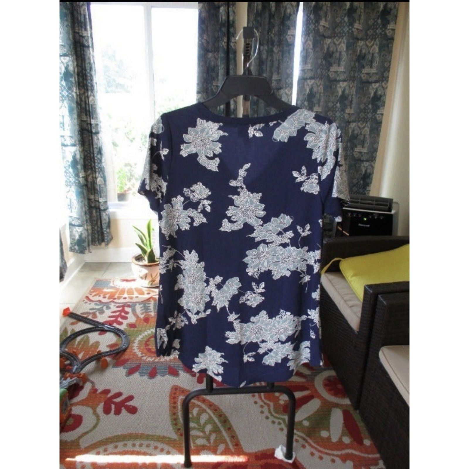 Other NWT LuLaRoe Christy V Navy Floral Top Shirt Blouse SMALL Size S / US 4 / IT 40 - 3 Thumbnail