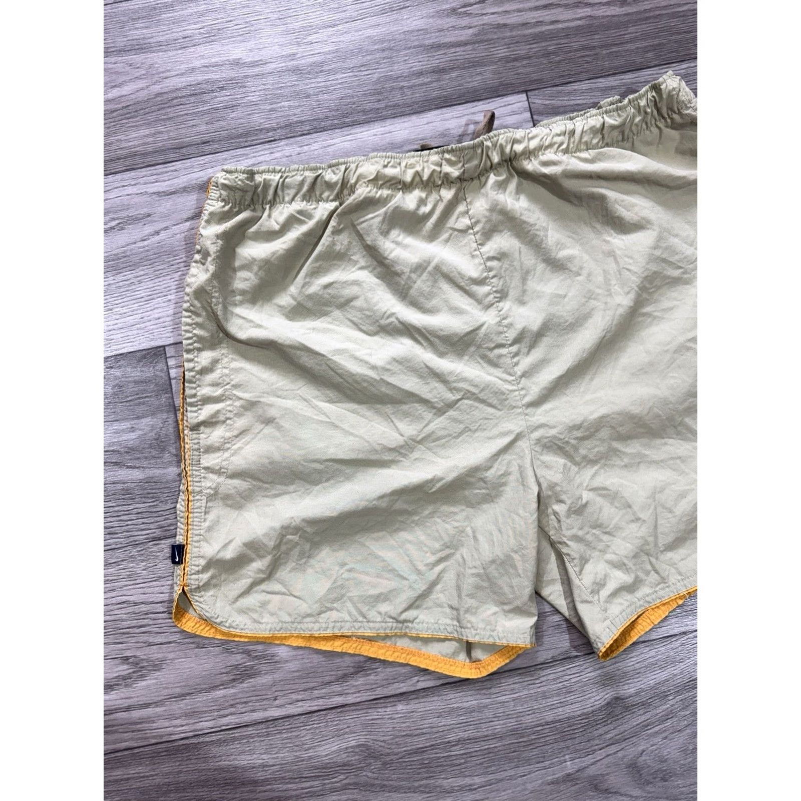 Nike VINTAGE Nike Mens Beige Shorts L Activewear 1990s Swoosh Size US 33 - 4 Thumbnail
