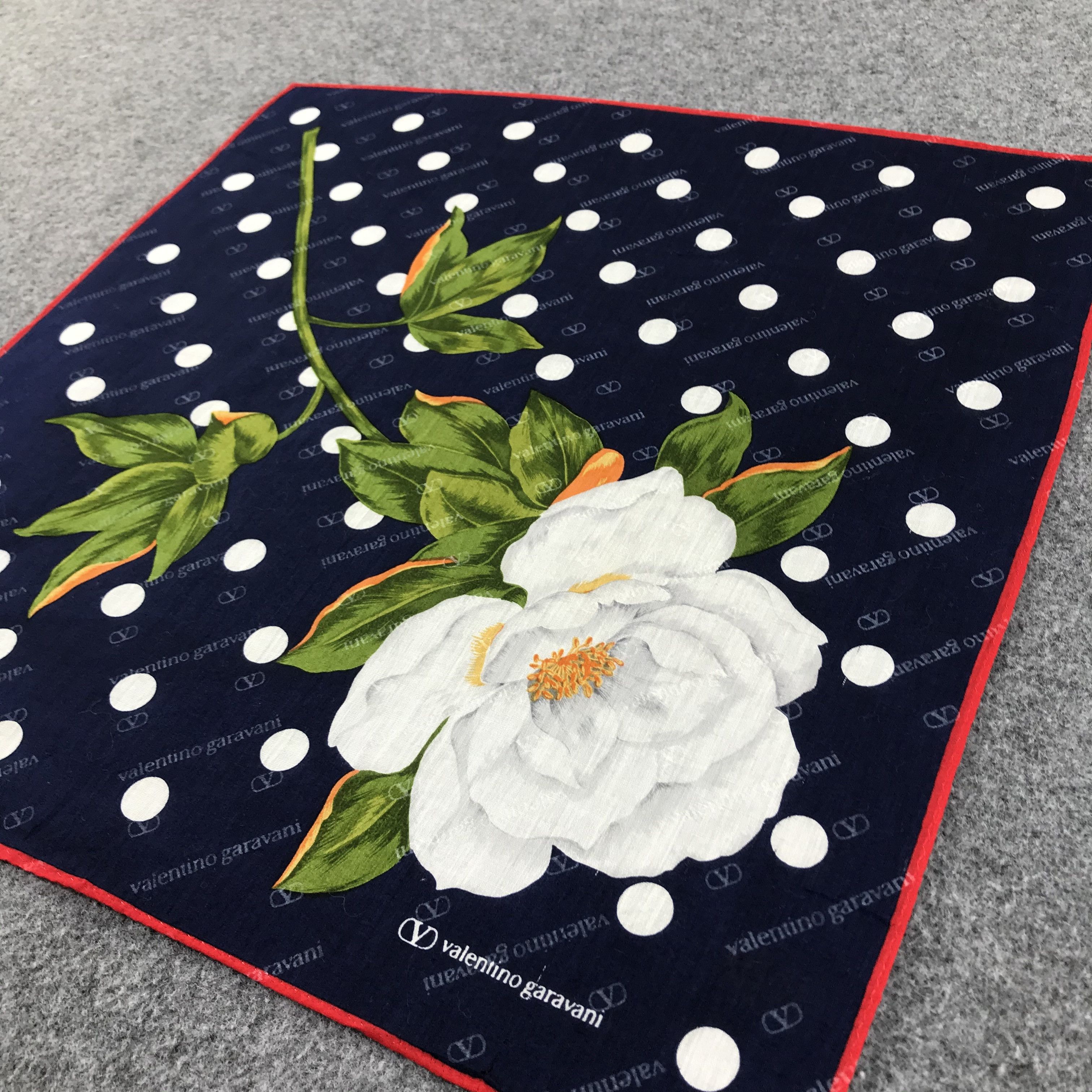 Vintage VaLeNtInO GaRaVaNi White Peony Handkerchief Bandana SCT085 Size ONE SIZE - 5 Thumbnail