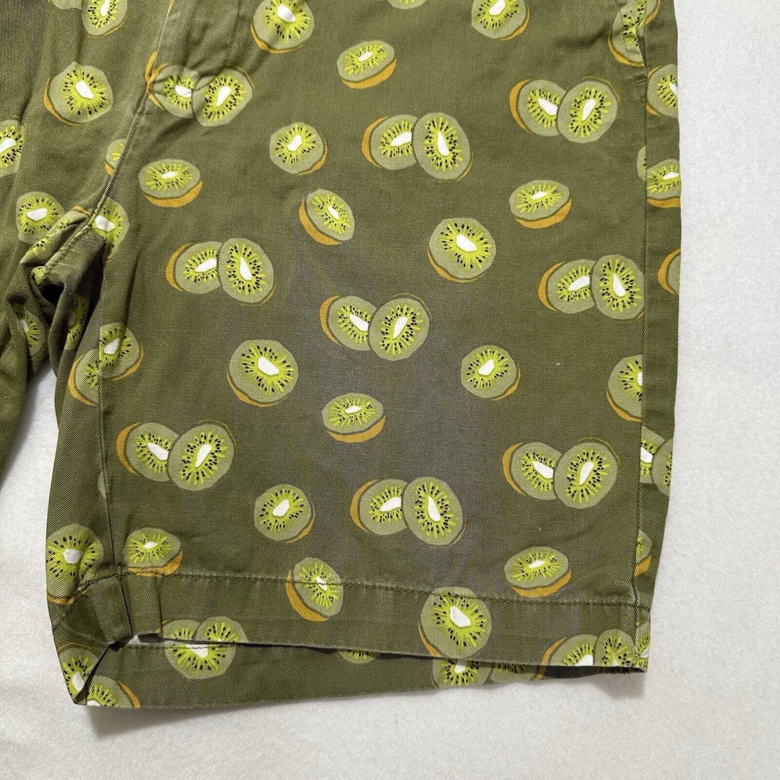 Other Amazon Essentials 36 Kiwi Chino Shorts 8" Fruit Pattern Size US 36 / EU 52 - 3 Thumbnail