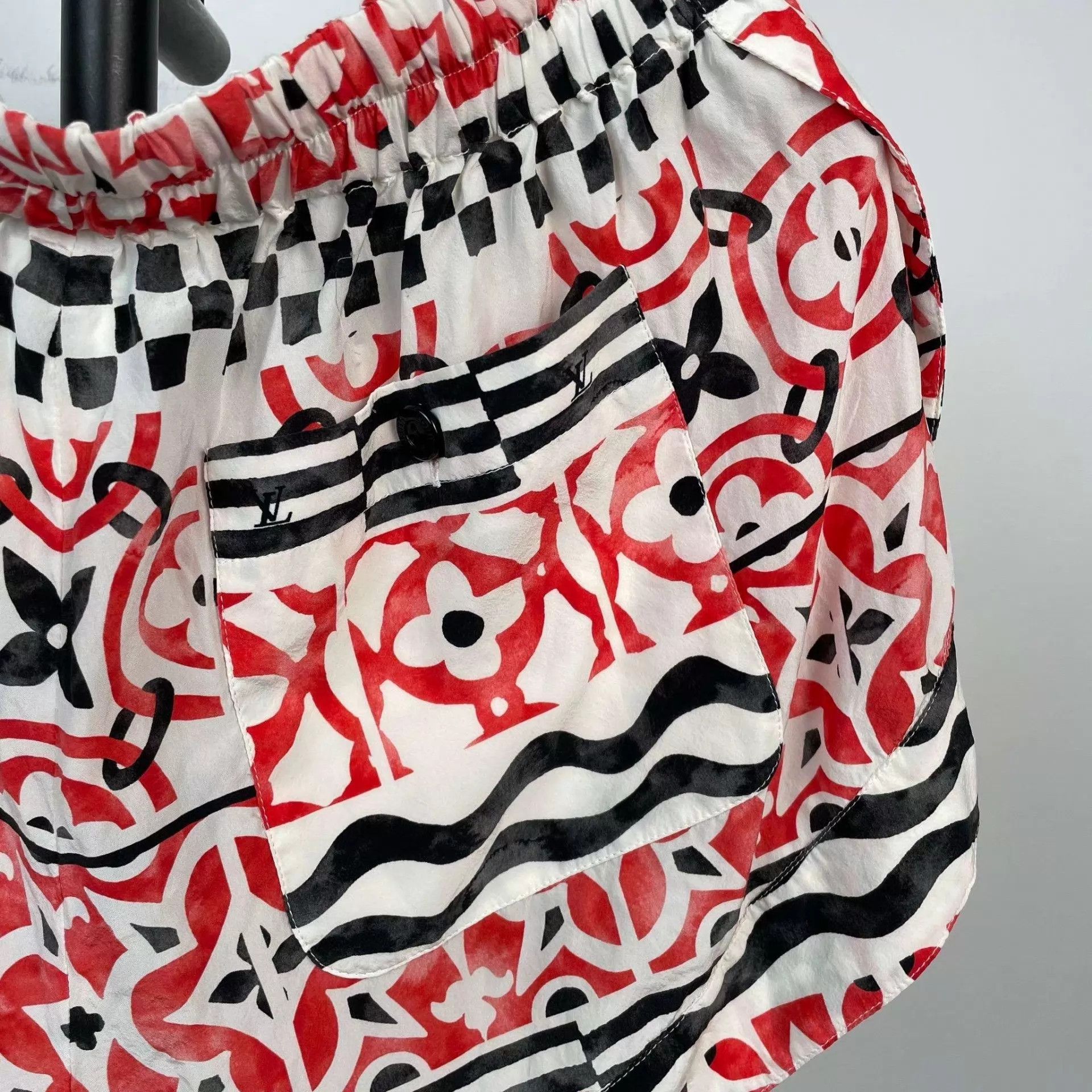 Louis Vuitton LV mixed fabric monogram red shorts 36 Size 26" / US 2 / IT 38 - 7 Thumbnail