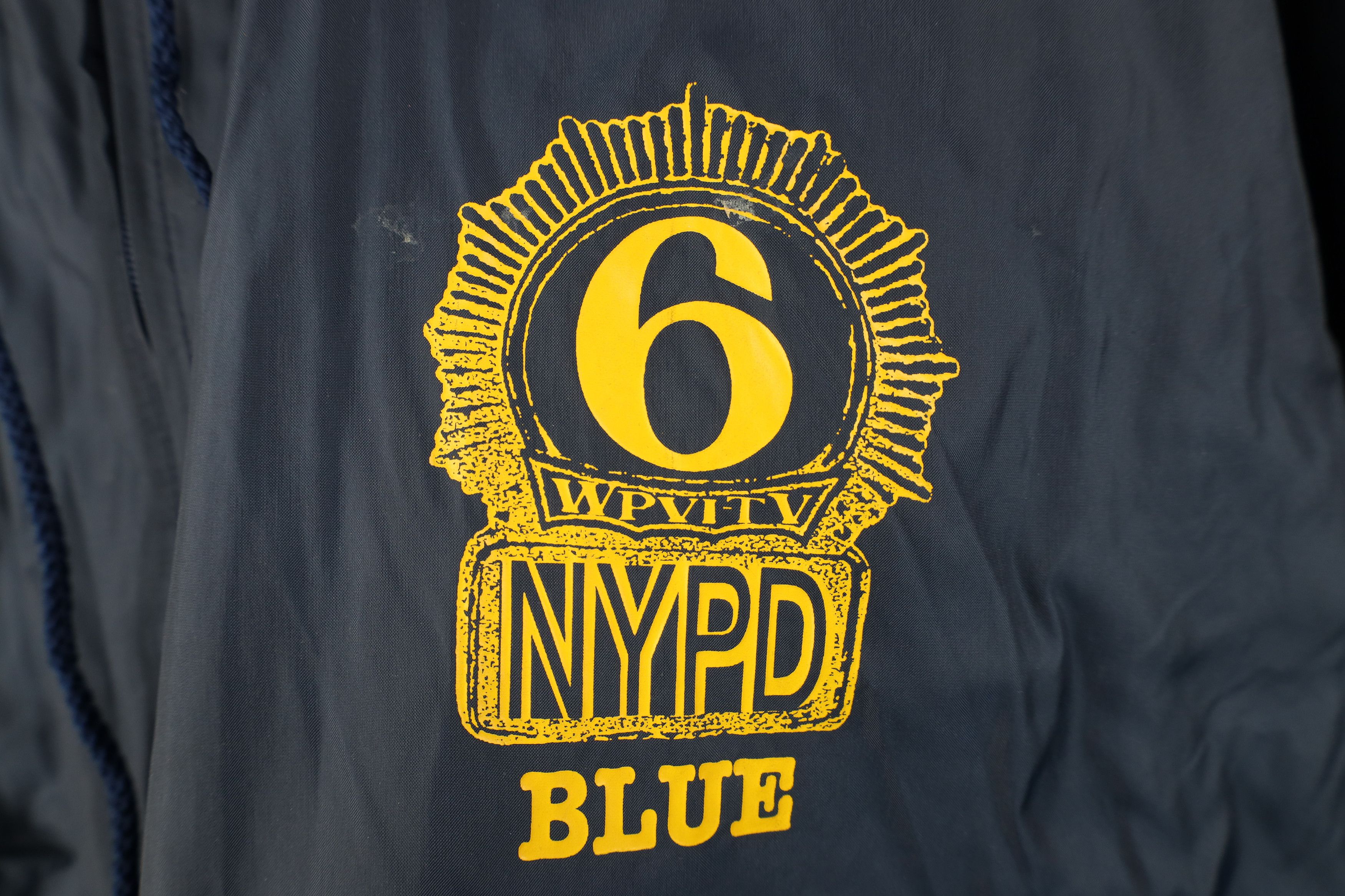 Vintage Vintage 90s WPVFTV NYPD Blue TV Show Lined Hooded Jacket USA Size US L / EU 52-54 / 3 - 4 Thumbnail
