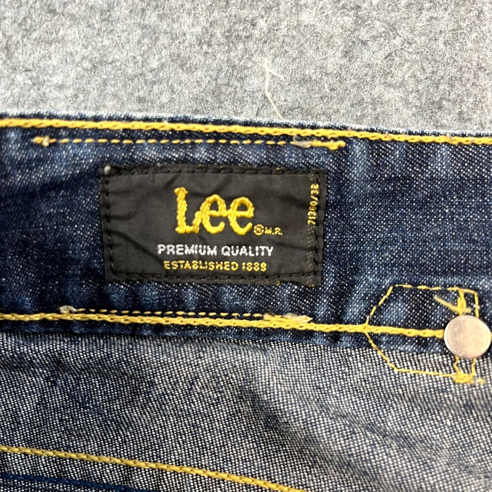 Lee VINTAGE Lee Jeans Relaxed Baggy Straight 29 28 Cinch Buckle Dark Wash Blue Mens Jeans 29 28 Regular Cotton Denim Subcategory: 5-Pocket Design Size US 29 - 7 Thumbnail