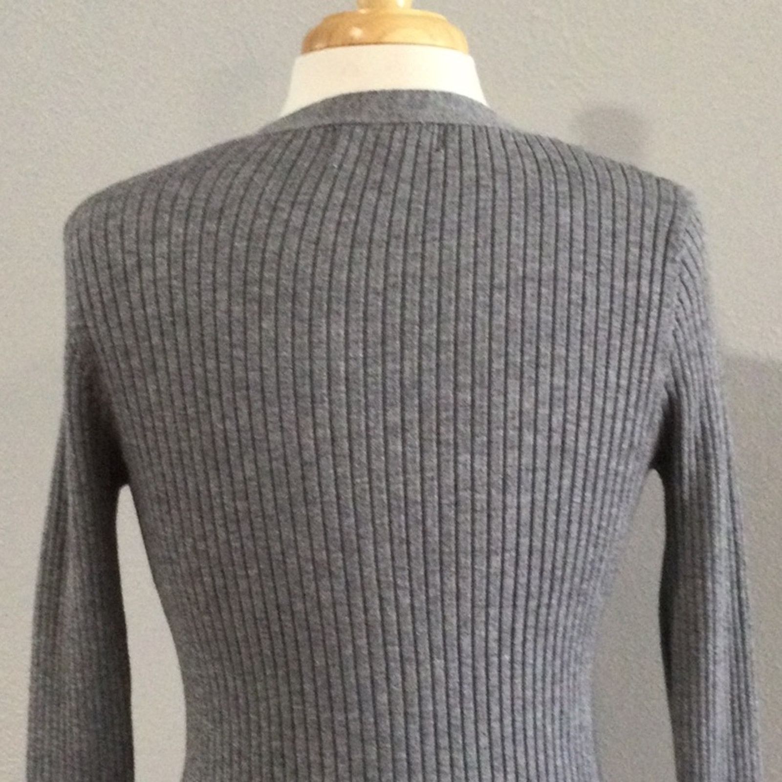 Other Lulus Gray V-Neck Rib Knit L/S 3 Button Bodycon Top Size M Size M / US 6-8 / IT 42-44 - 8 Thumbnail