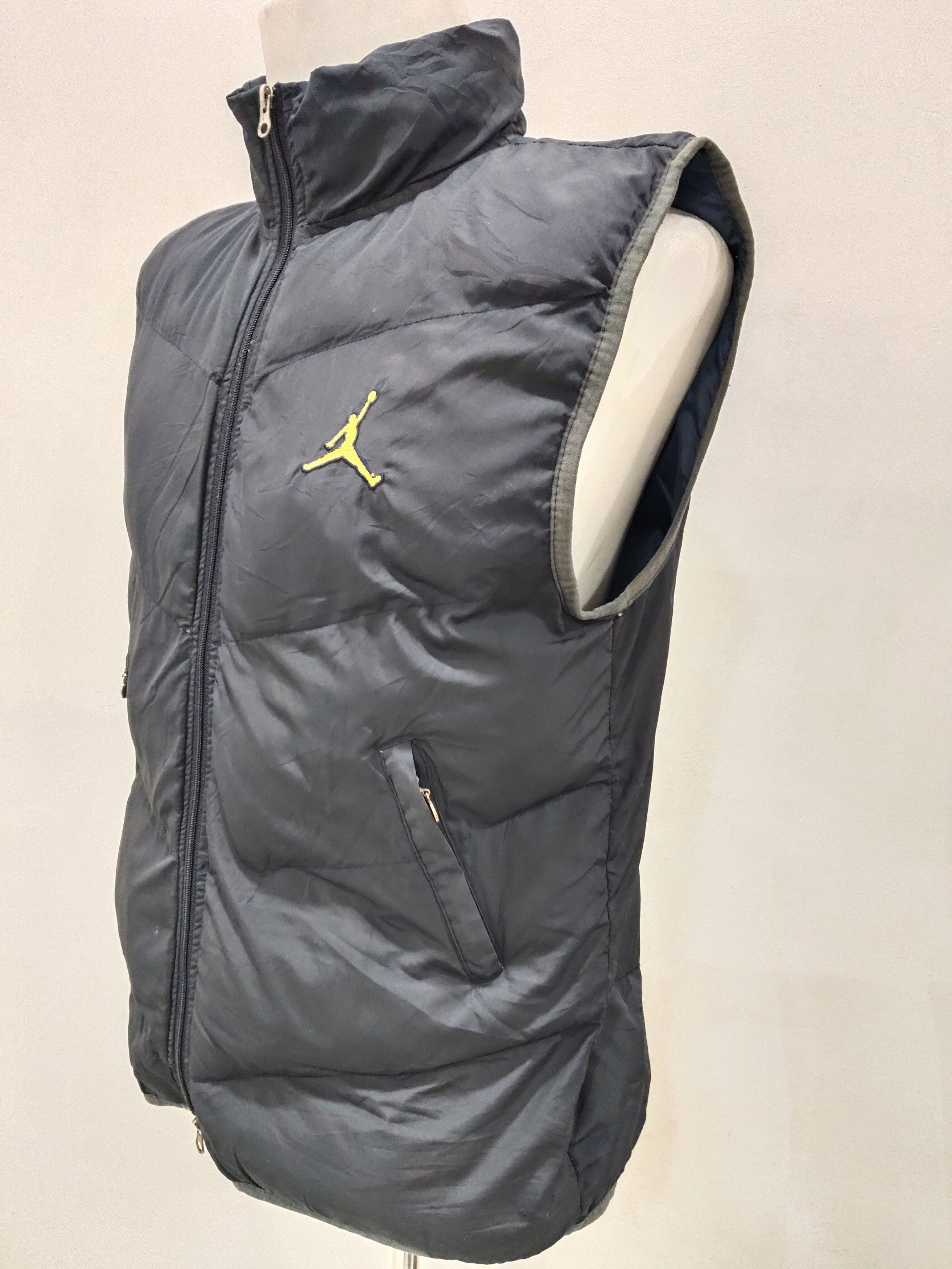 Jordan Brand × Nike × Vintage Vintage Nike Air Jordan Basketball Puffer Vest Size US L / EU 52-54 / 3 - 2 Thumbnail