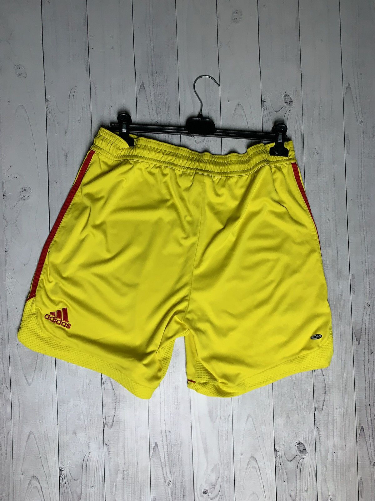 Adidas × Vintage Vintage adidas Liverpool soccer shorts size XL yellow rare Size US 38 / EU 54 - 6 Thumbnail