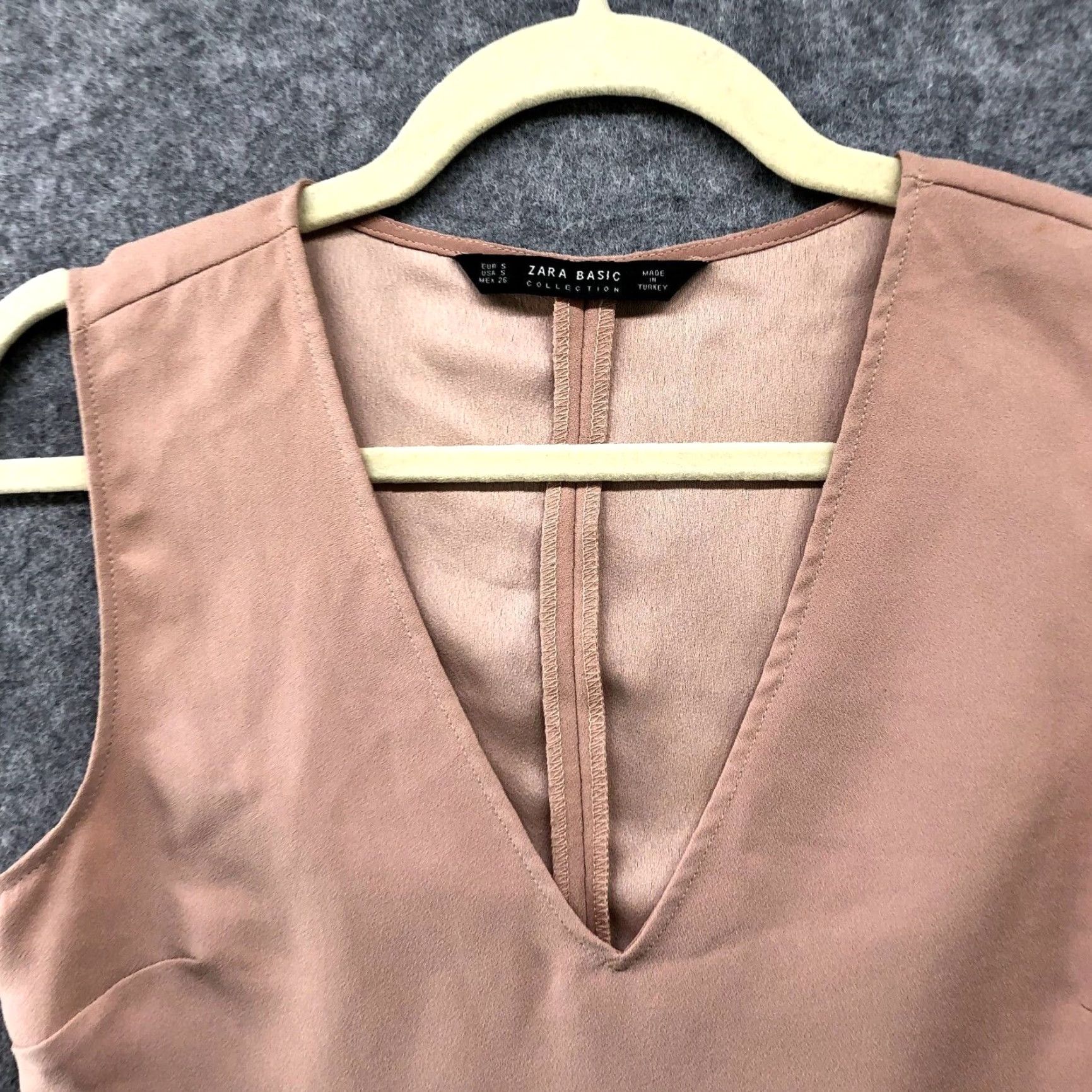 Zara Zara Blouse Shirt Womens S Crop Top V-Neck Sleeveless Tan Beige Zip Cropped Lightweight Casual 90s? Size S / US 4 / IT 40 - 3 Thumbnail