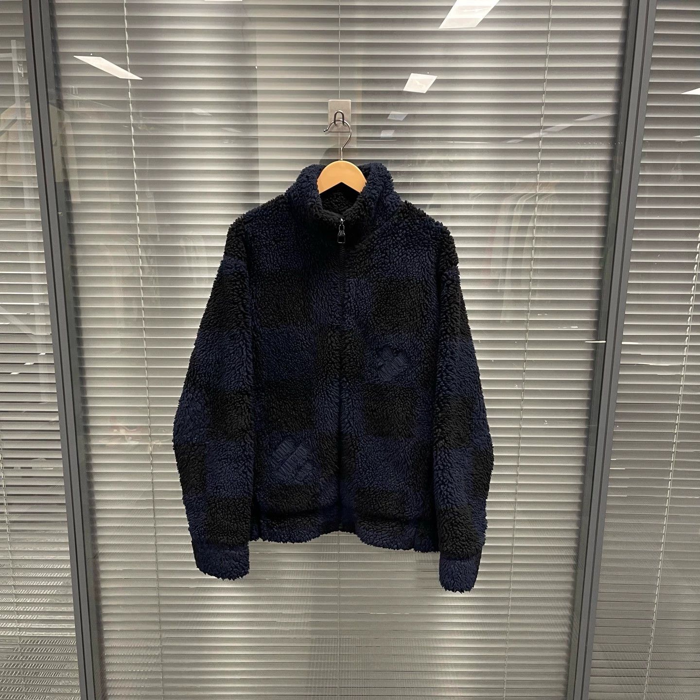 Louis Vuitton LV Damier Teddy Fleece Jacket L 99 Tagless #10612 Size US L / EU 52-54 / 3 - 1 Thumbnail