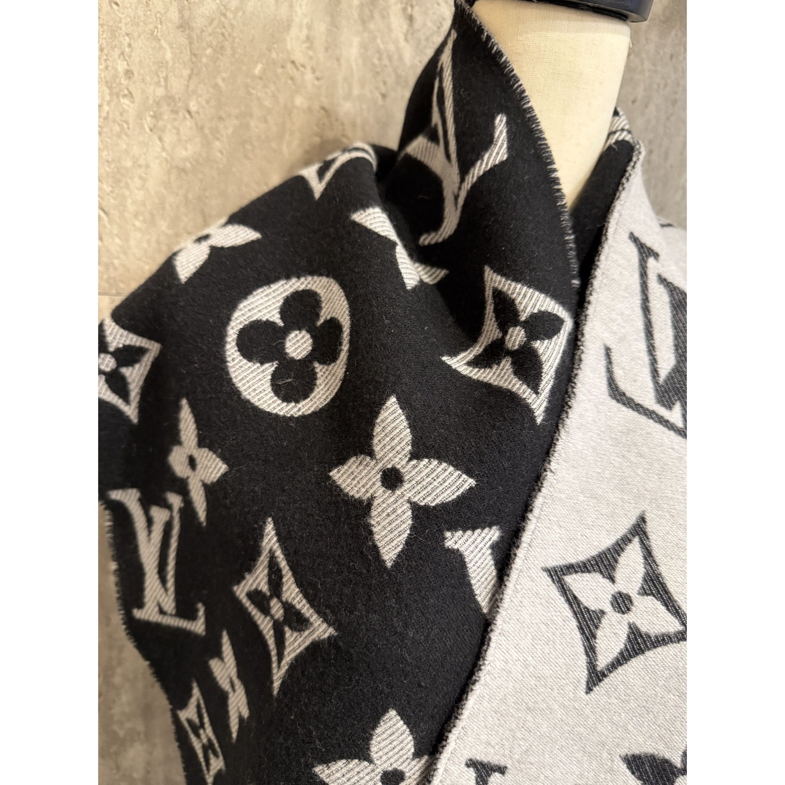 Louis Vuitton Louis Vuitton Monogram Wool Scarf Black & Gray Reversible Ma Size ONE SIZE - 8 Thumbnail