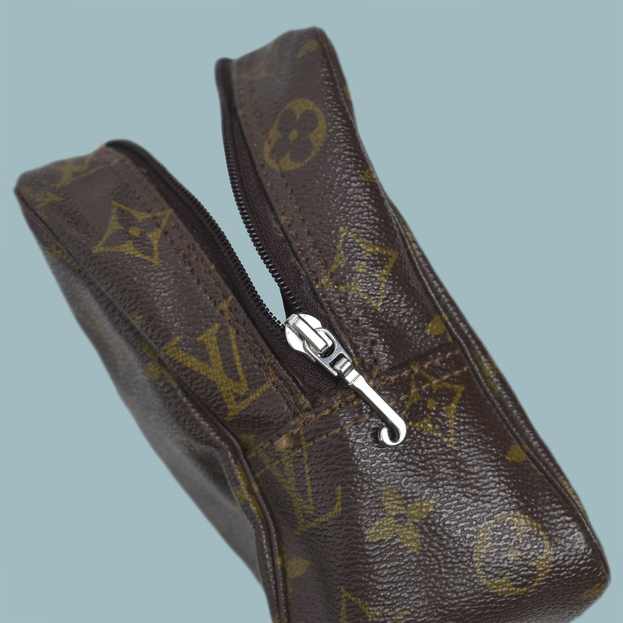 Louis Vuitton LOUIS VUITTON MONOGRAM LEATHER CLUTCH COSMETIC TOILETRY BAG Size ONE SIZE - 9 Thumbnail