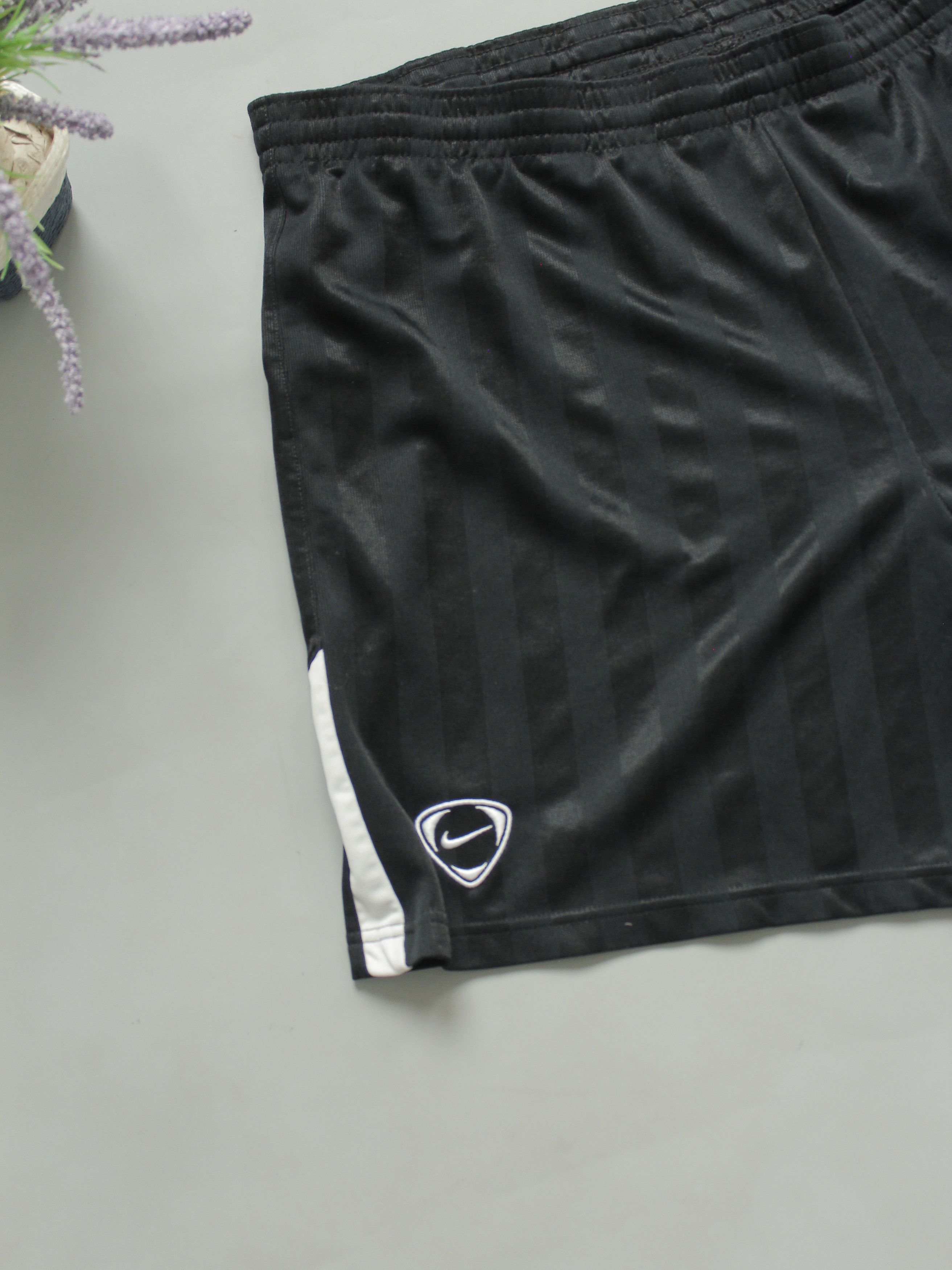 Nike Nike soccer football shorts mens swoosh embroided logo l Size US 34 / EU 50 - 3 Thumbnail