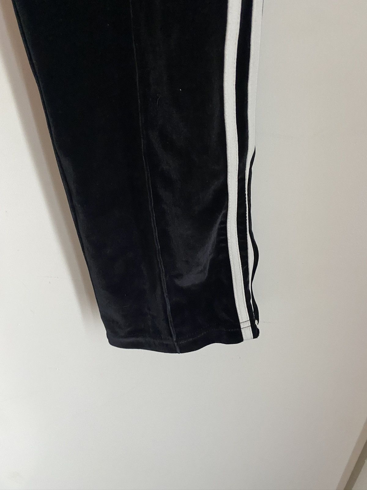 NERDY NERDY Black White Velour Track Suit Pants KPop Idols M Size US 32 / EU 48 - 3 Thumbnail