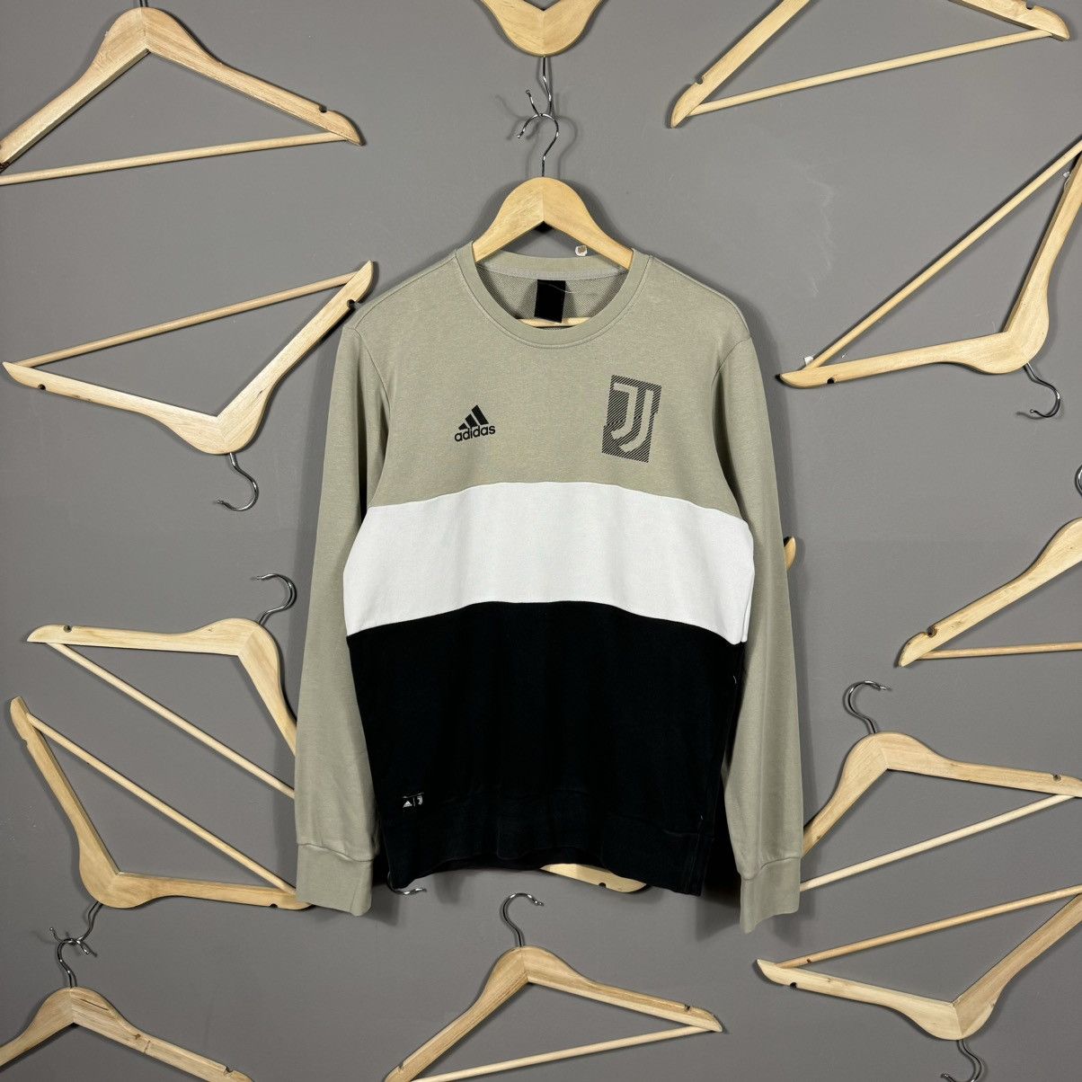 Adidas Adidas Juventus Sweatshirt Colorblock Crewneck Size US L / EU 52-54 / 3 - 1 Thumbnail