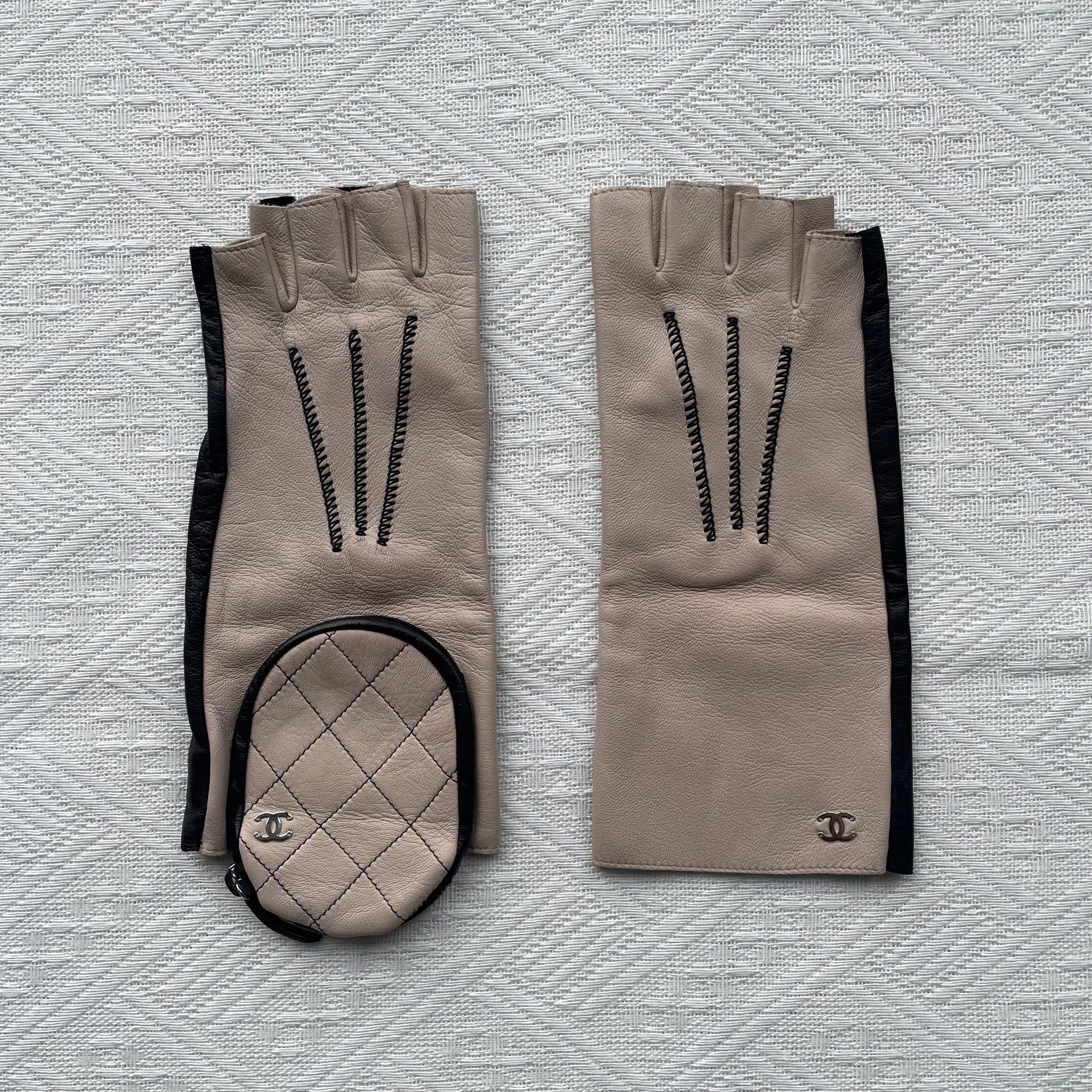 Chanel CHANEL Women's Fingerless Golf Glove 98 New B&W 8 Size ONE SIZE - 1 Thumbnail