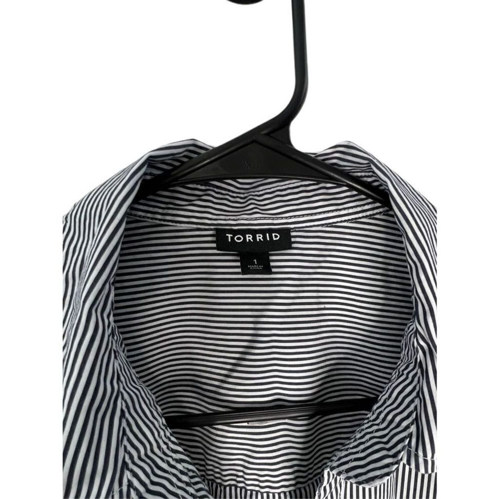 Torrid Torrid Black and White Pinstripe Button Up Long Sleeve Top Size XL / US 12-14 / IT 48-50 - 2 Thumbnail