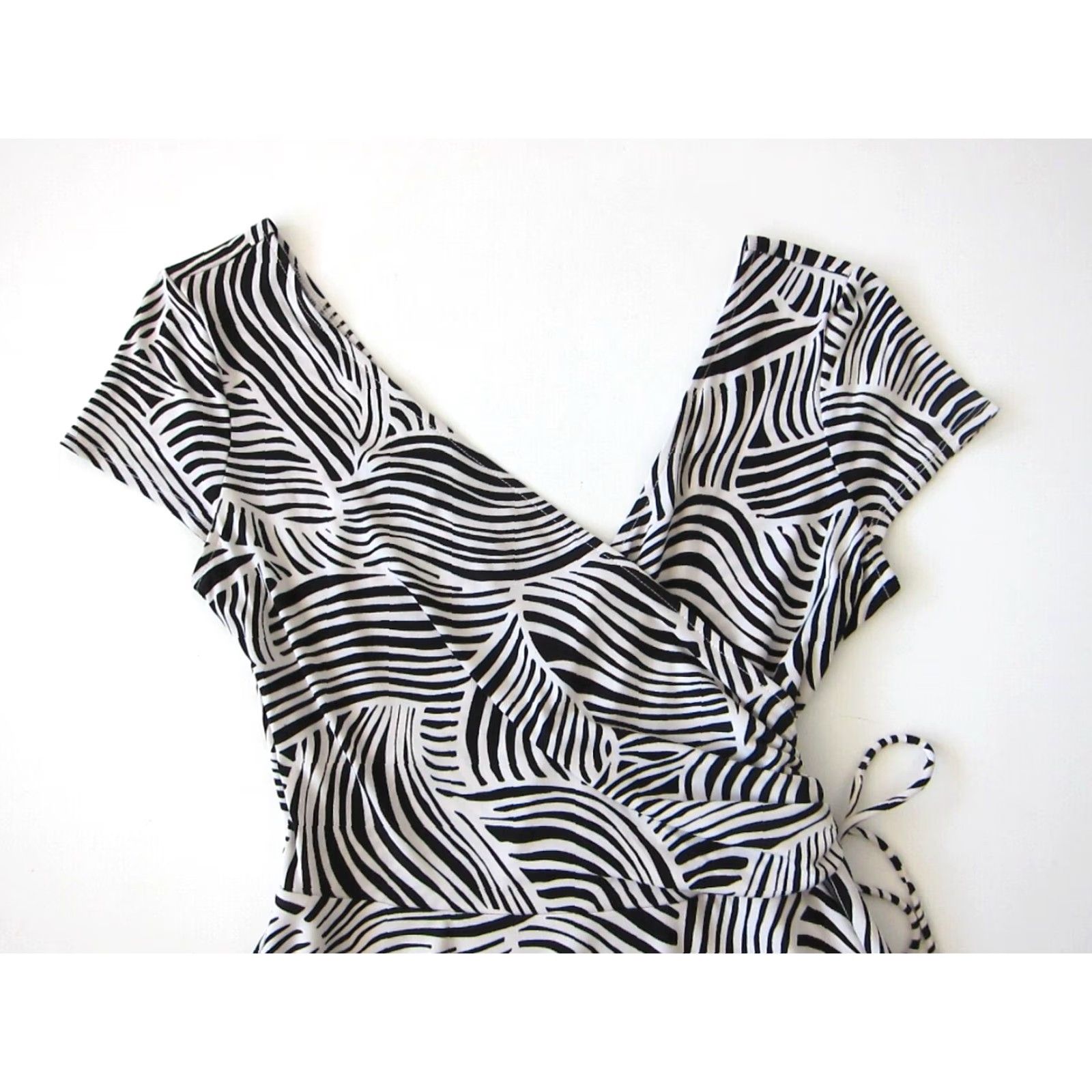 Vintage Maggy L Black White Abstract Stretch V-Neck Ruched Short Sleeve Empire Dress 8 Size 30" / US 8 / IT 44 - 4 Thumbnail