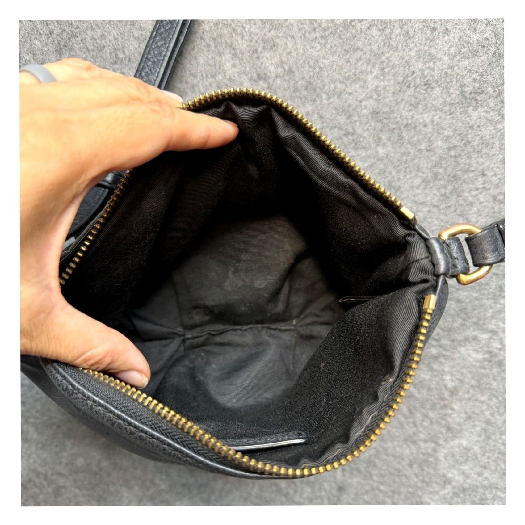 Marc Jacobs Marc Jacobs Black Pebbled Leather Crossbody Bag Gold Logo Plaque Small Jacket? Size ONE SIZE - 7 Thumbnail