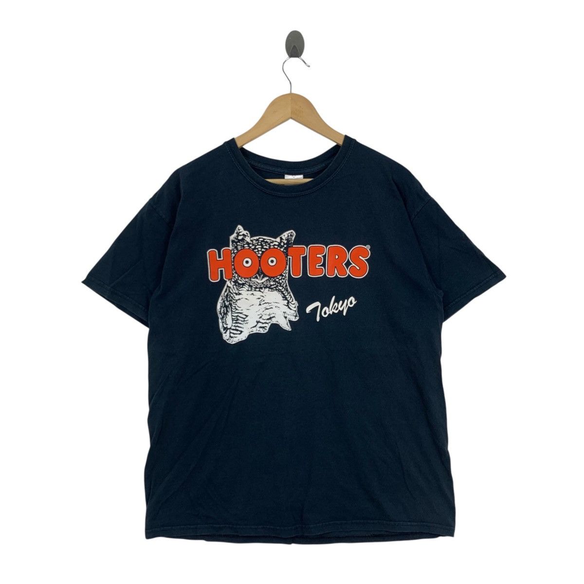 Vintage HOOTERS Tokyo Delightfully Tacky Yet Unrefined Tshirt Size US L / EU 52-54 / 3 - 1 Thumbnail