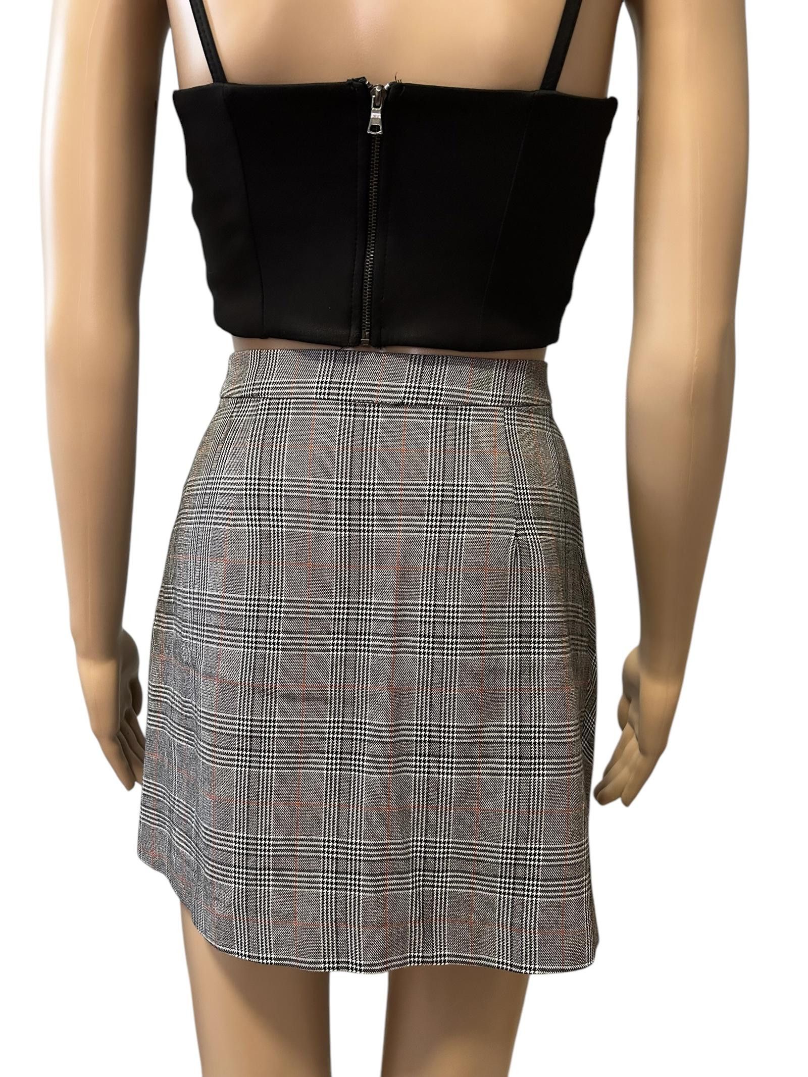 Designer Chic Grey Plaid Wrap Skirt with Buttons Size 26" / US 2 / IT 38 - 2 Thumbnail