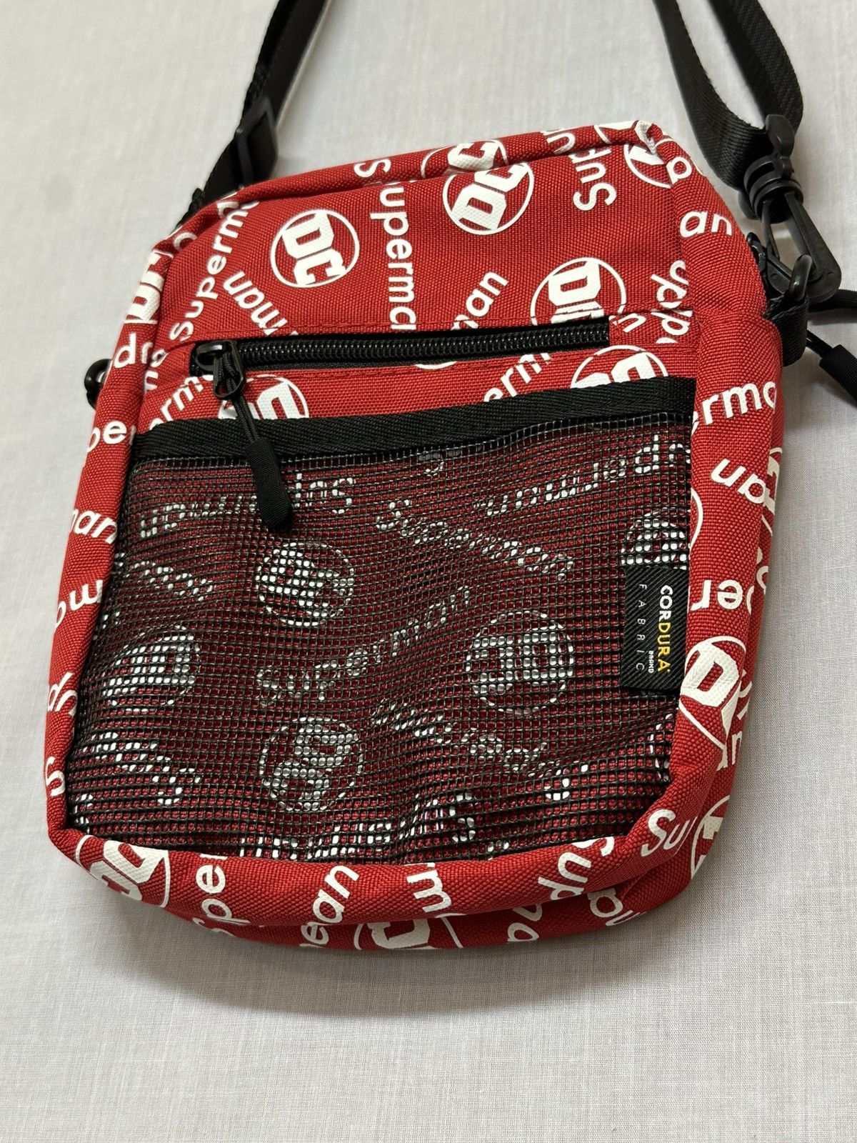 DC Superman-themed crossbody bag pattern Superman and "DC". Size ONE SIZE - 7 Thumbnail