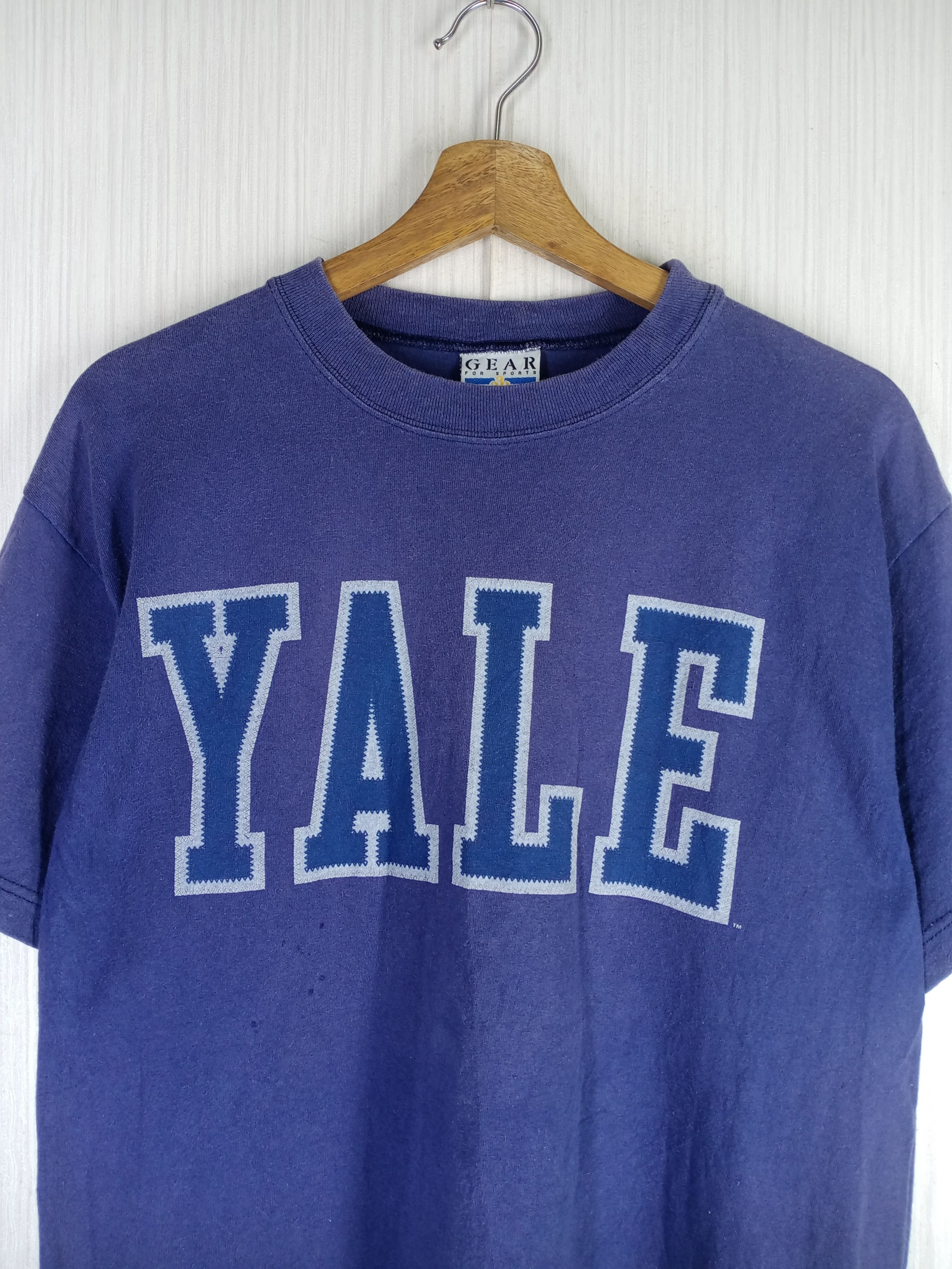 Gear for Sports Rare Vintage 90s Yale University Big Logo Tshirt Size US S / EU 44-46 / 1 - 3 Thumbnail
