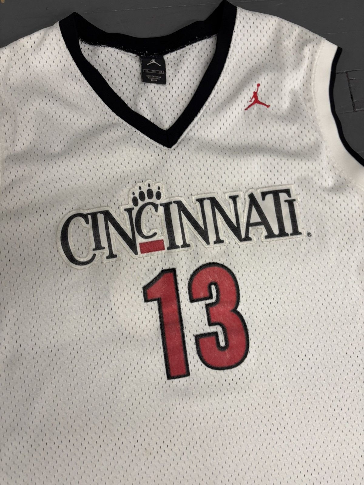 Jordan Brand × NCAA × Vintage Vintage Jordan NCAA Cincinnati Bearcats Basketball Jersey Size US XXL / EU 58 / 5 - 4 Thumbnail